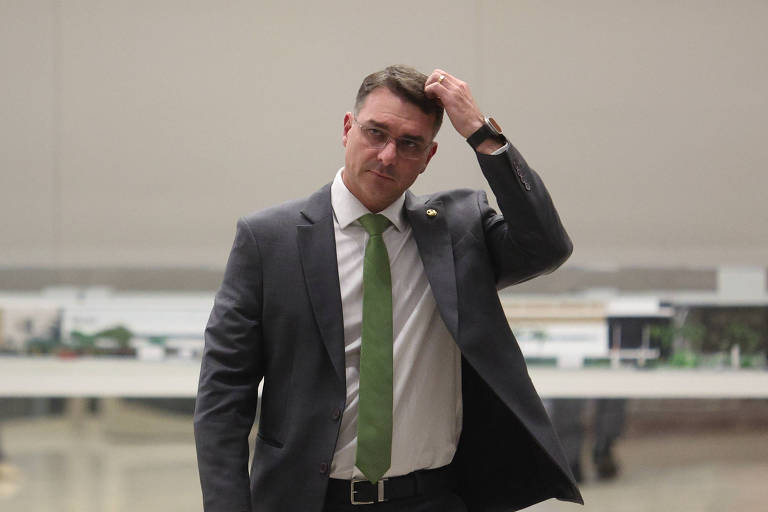 Flávio Bolsonaro chama Moraes de terrorista e pede trégua por quadro de saúde do pai
