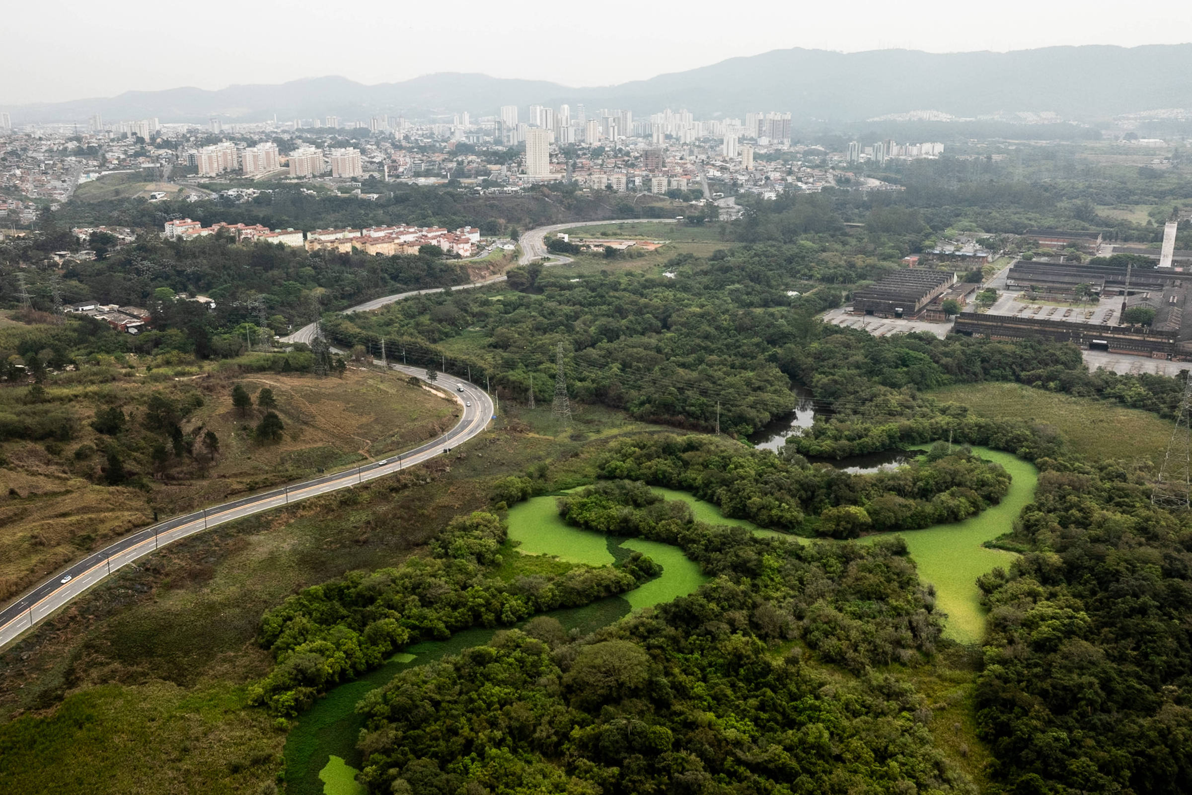 Mancha de poluição no rio Tietê reduz 16% em um ano, mas segue em patamar alto