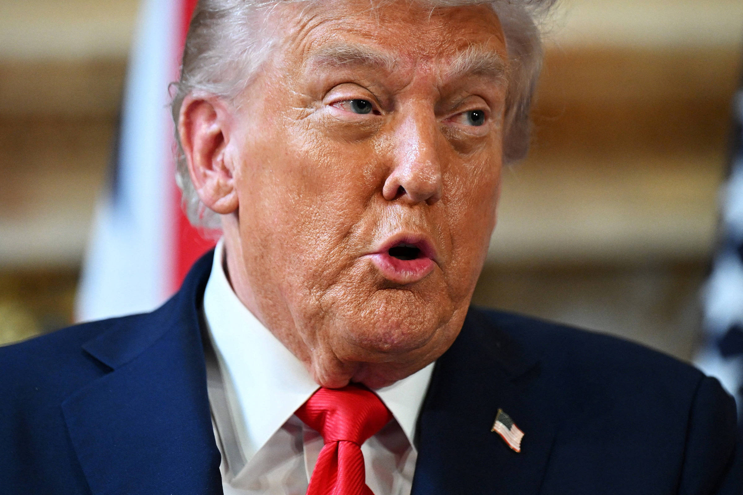 Donald Trump ameaça retirar licença de emissoras americanas contrárias a ele