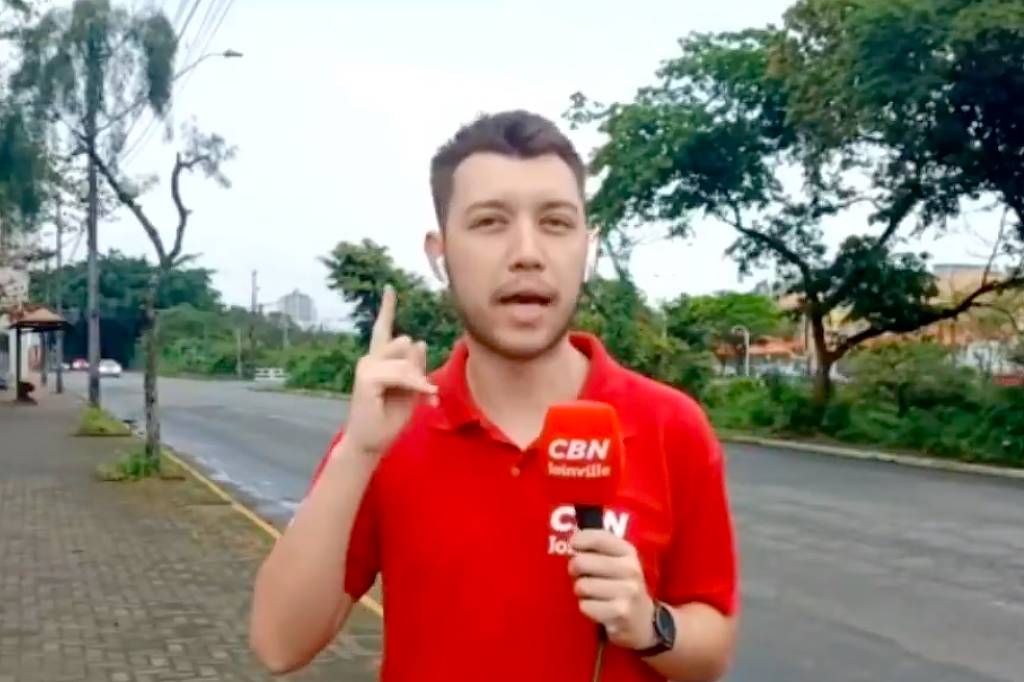 Filho de casal surdo, repórter viraliza ao traduzir matéria para Libras