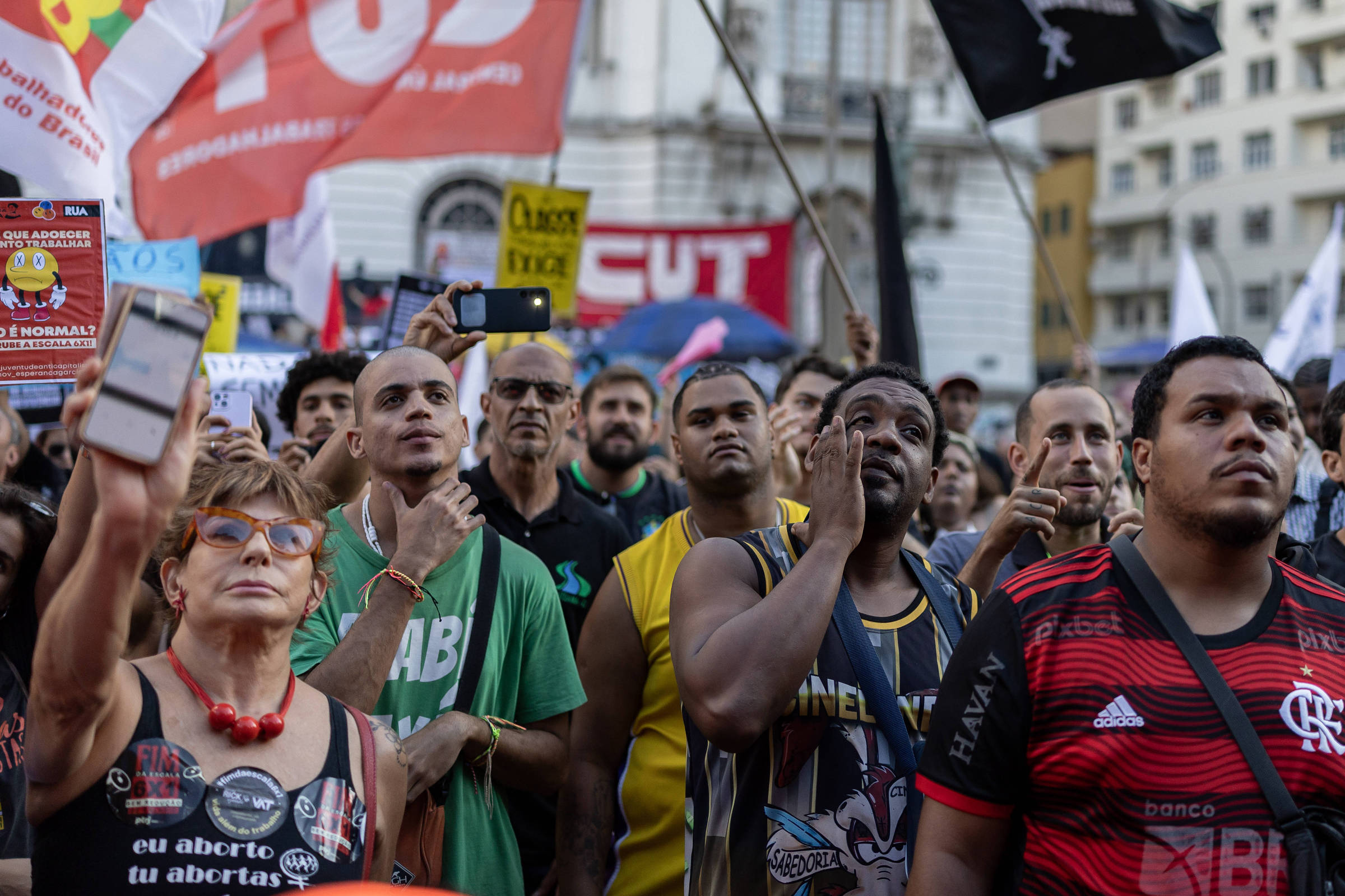 Trabalhadores sindicalizados interrompem sequência em queda no Brasil; taxa é 2ª menor da série