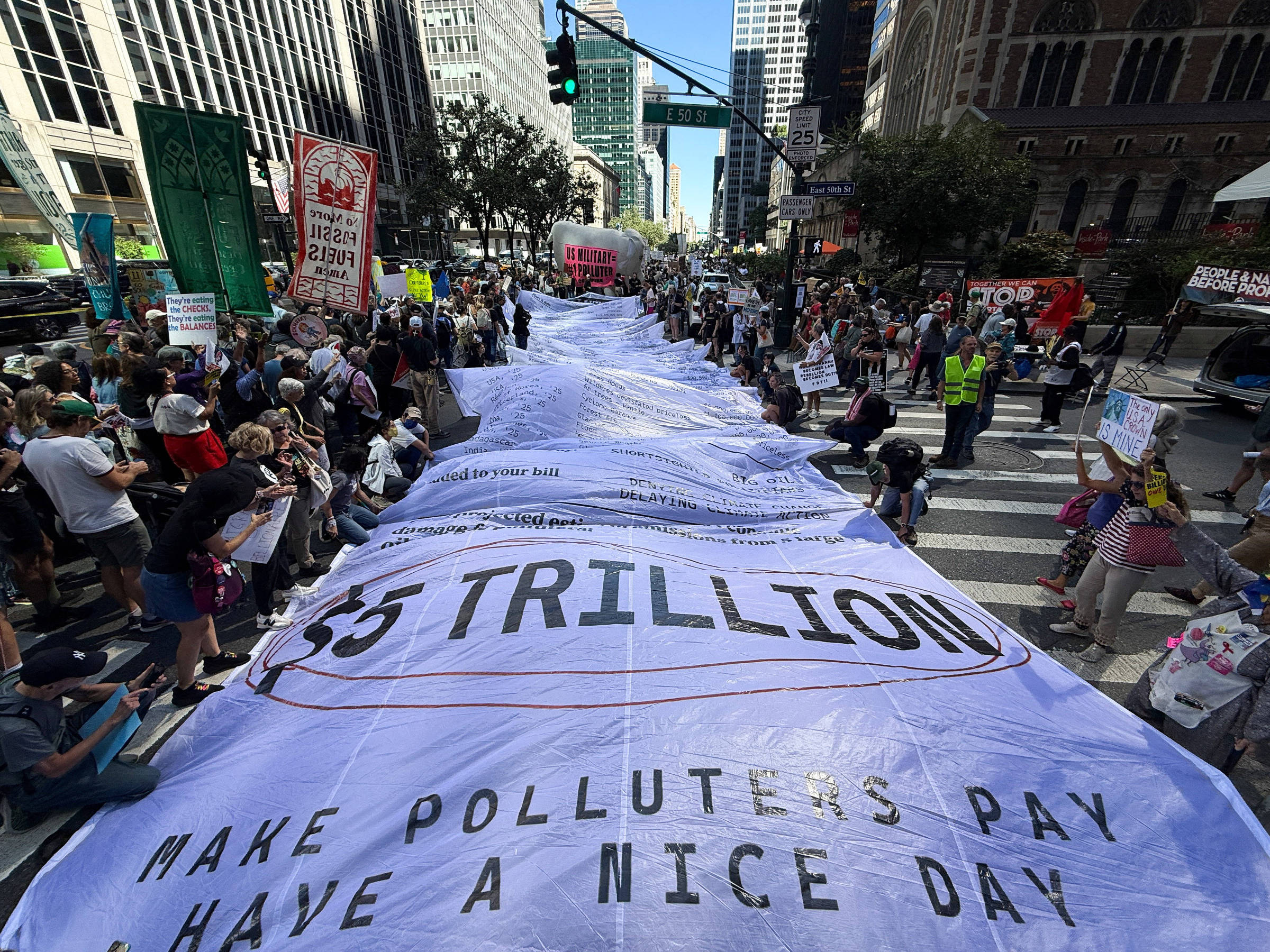 Dez anos após Paris, governos planejam produzir mais do que o dobro de combustível fóssil permitido pelo acordo