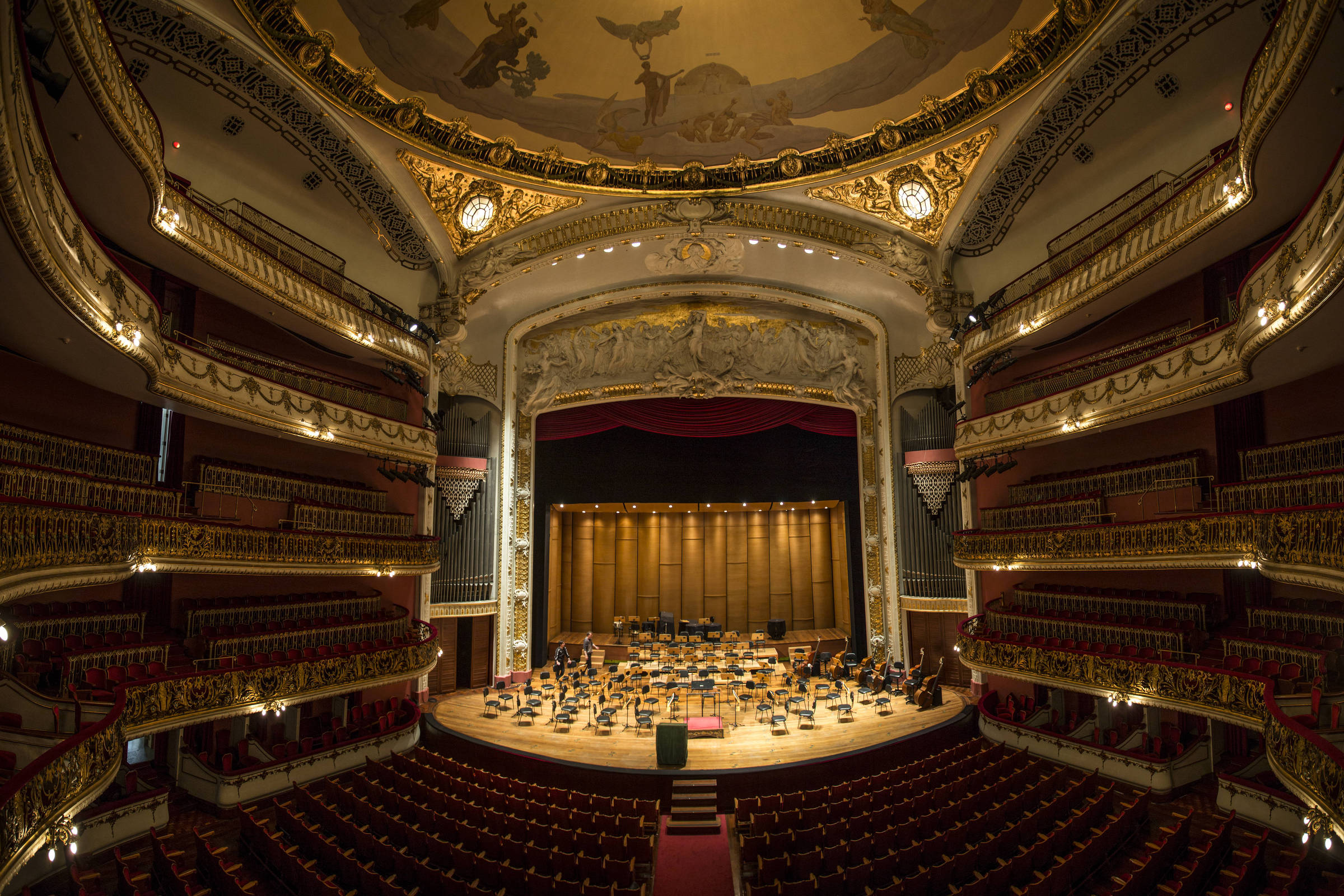Justiça anula nomeação de porteiro e estudante para fiscalizar Theatro Municipal