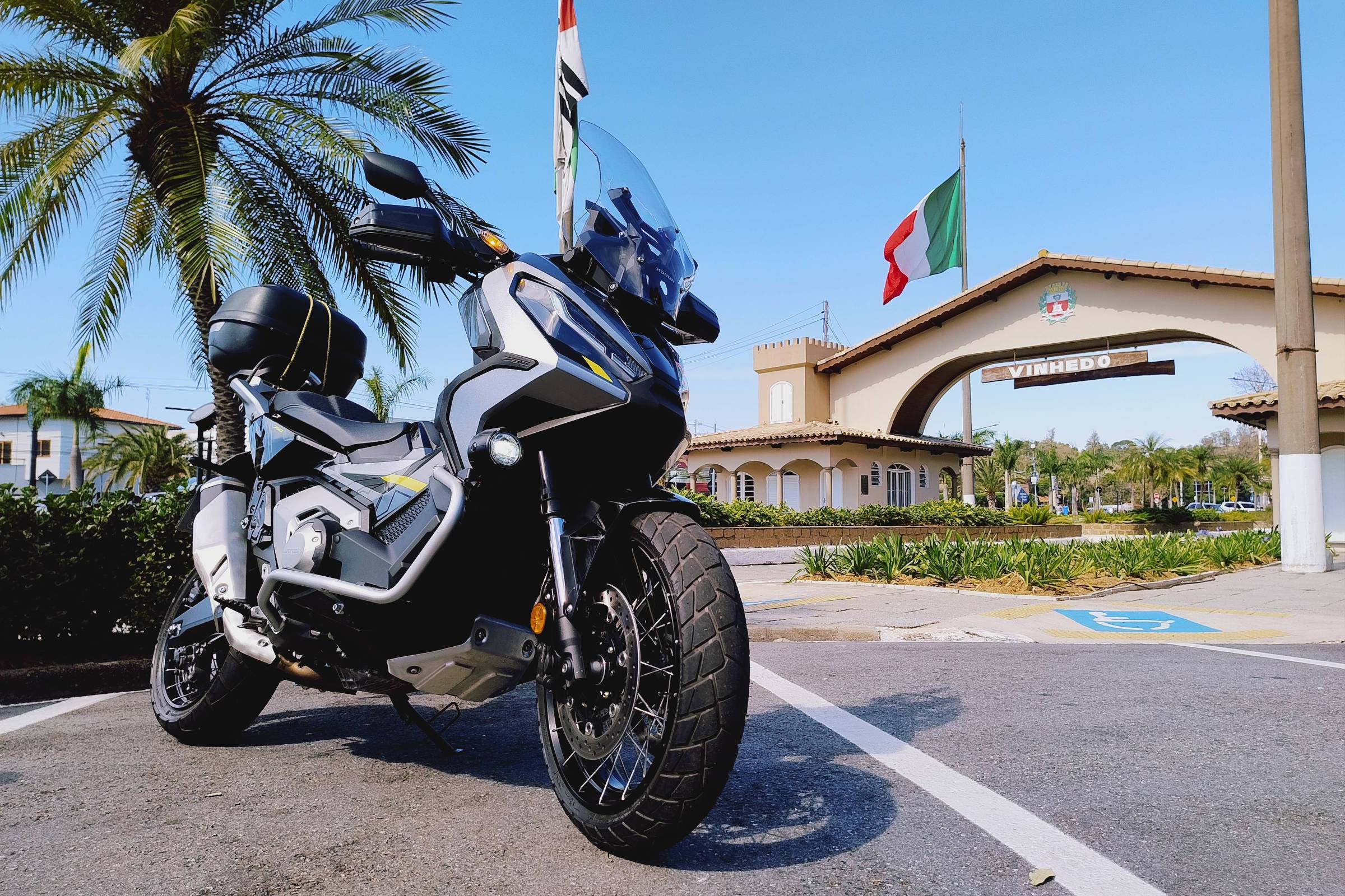 Raro nas ruas, Honda X-ADV é mistura de scooter com moto estradeira; veja teste