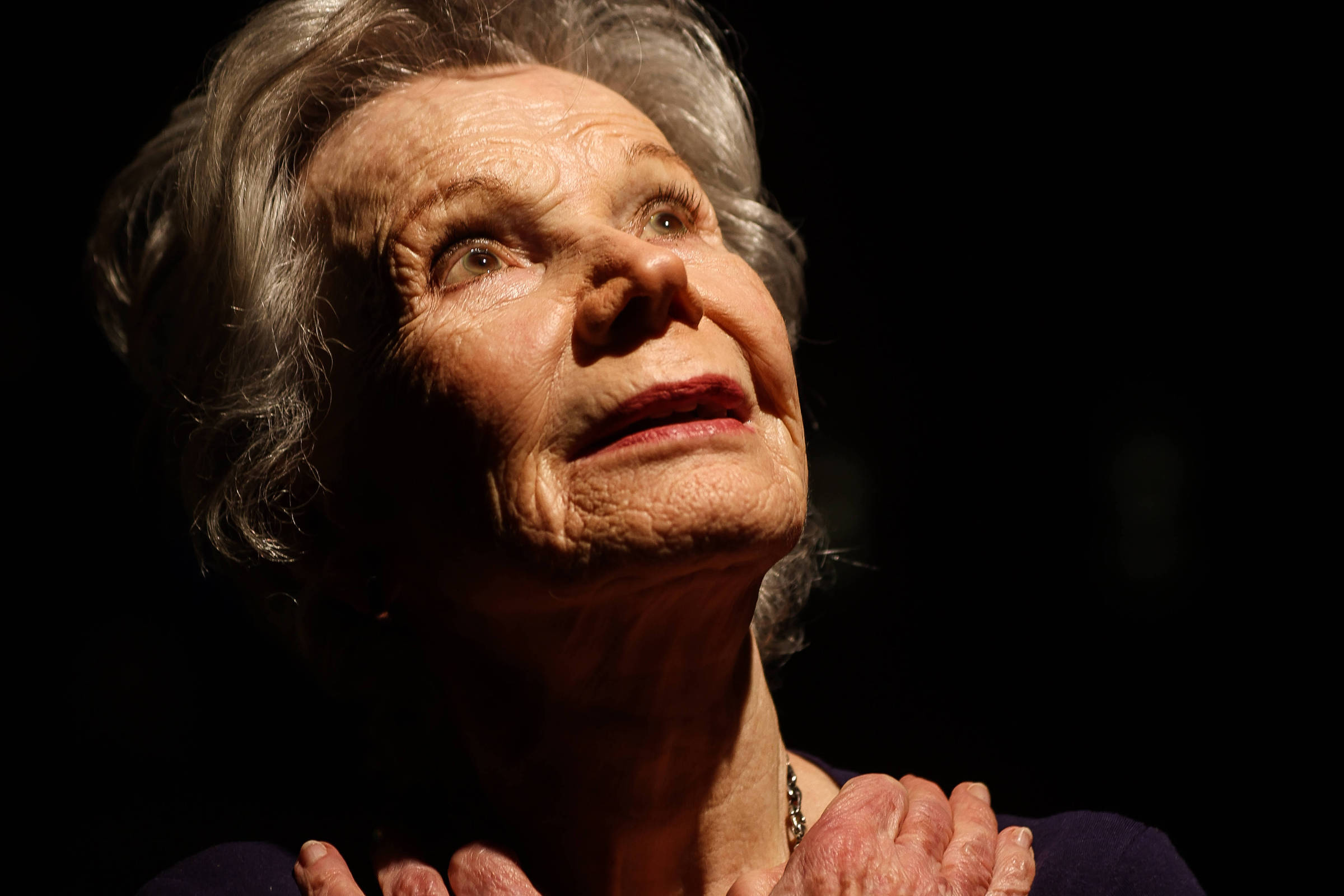 Estou aqui e não quero parar, diz a atriz Miriam Mehler, que faz 90 anos nos palcos