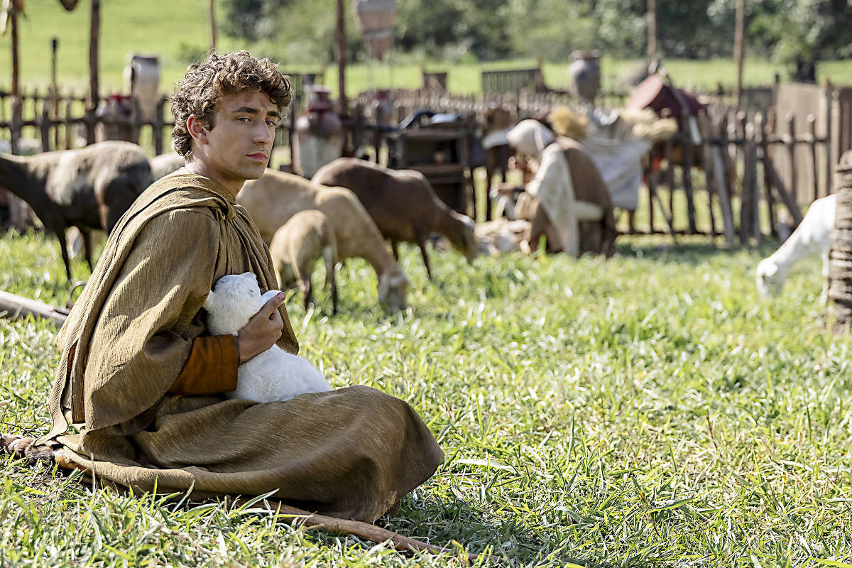 Enzo Krieger aprendeu a pastorear ovelhas para viver protagonista de 'A Vida de Jó'