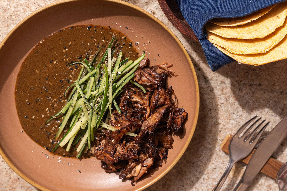 Mexicano LosDos renova menu com pato servido com molho à base de chocolate