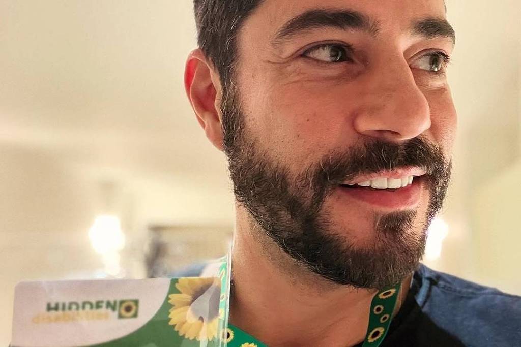 Evaristo Costa adota 'cordão de girassol' para sinalizar doença de Crohn