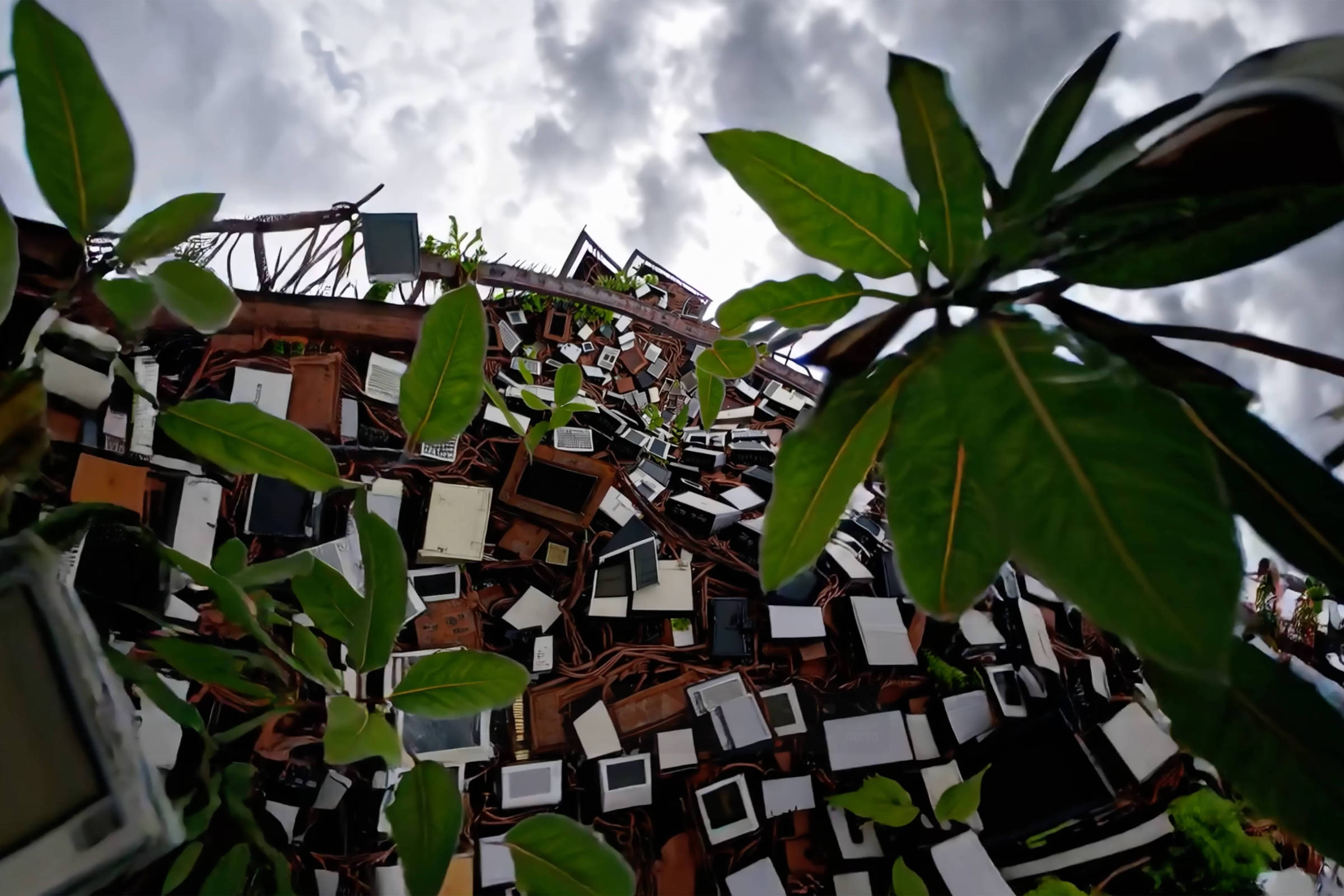 Giselle Beiguelman expõe amontoado de lixo digital para abordar a ecologia