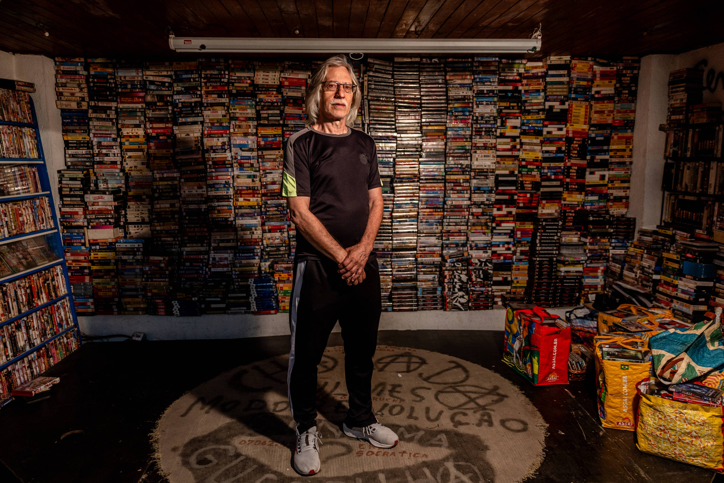 Dono da última videolocadora da periferia de SP diversifica para sobreviver e vira personagem cult