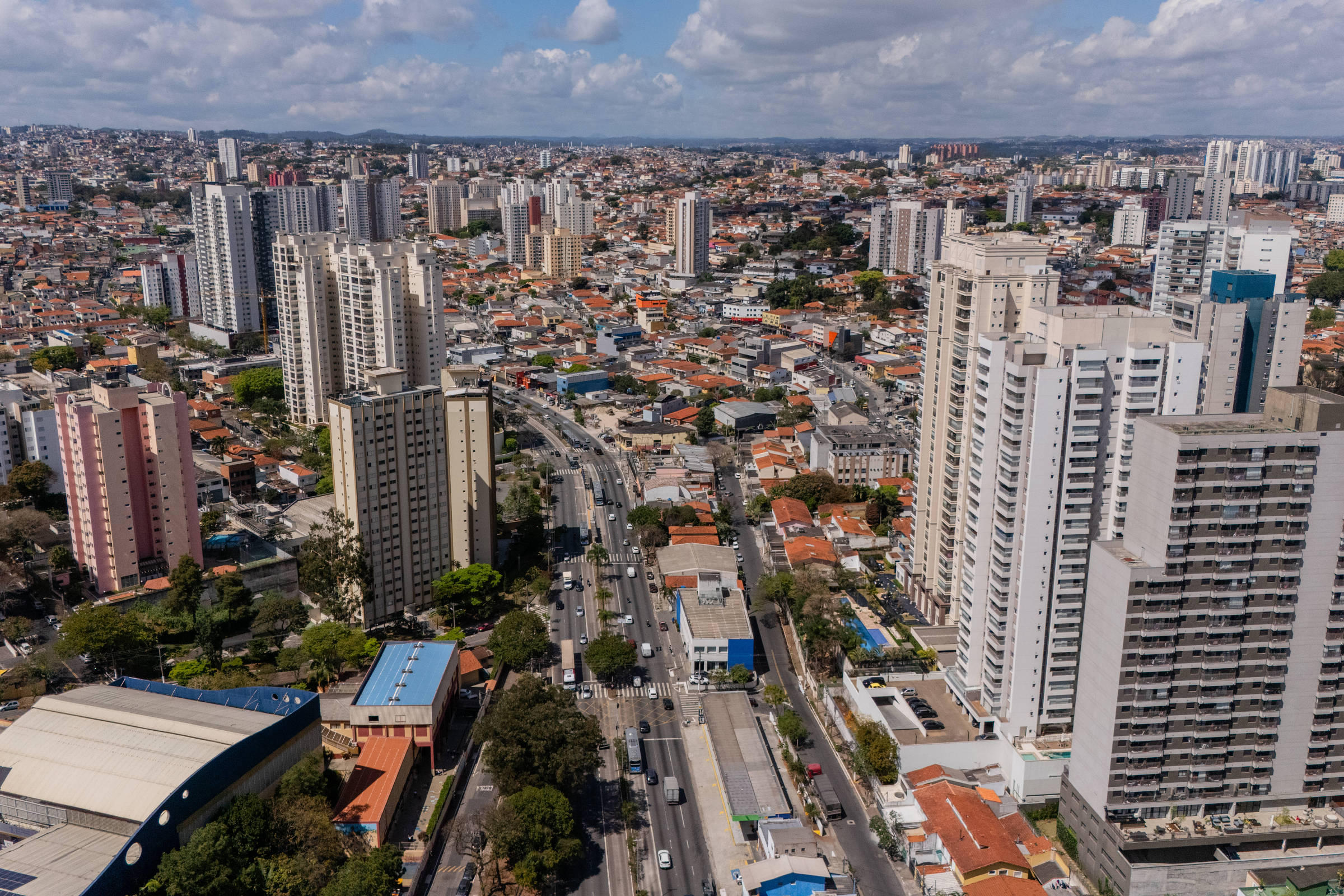 Cidade Ademar ergue edifícios altos, mas cenário de periferia explícita permanece