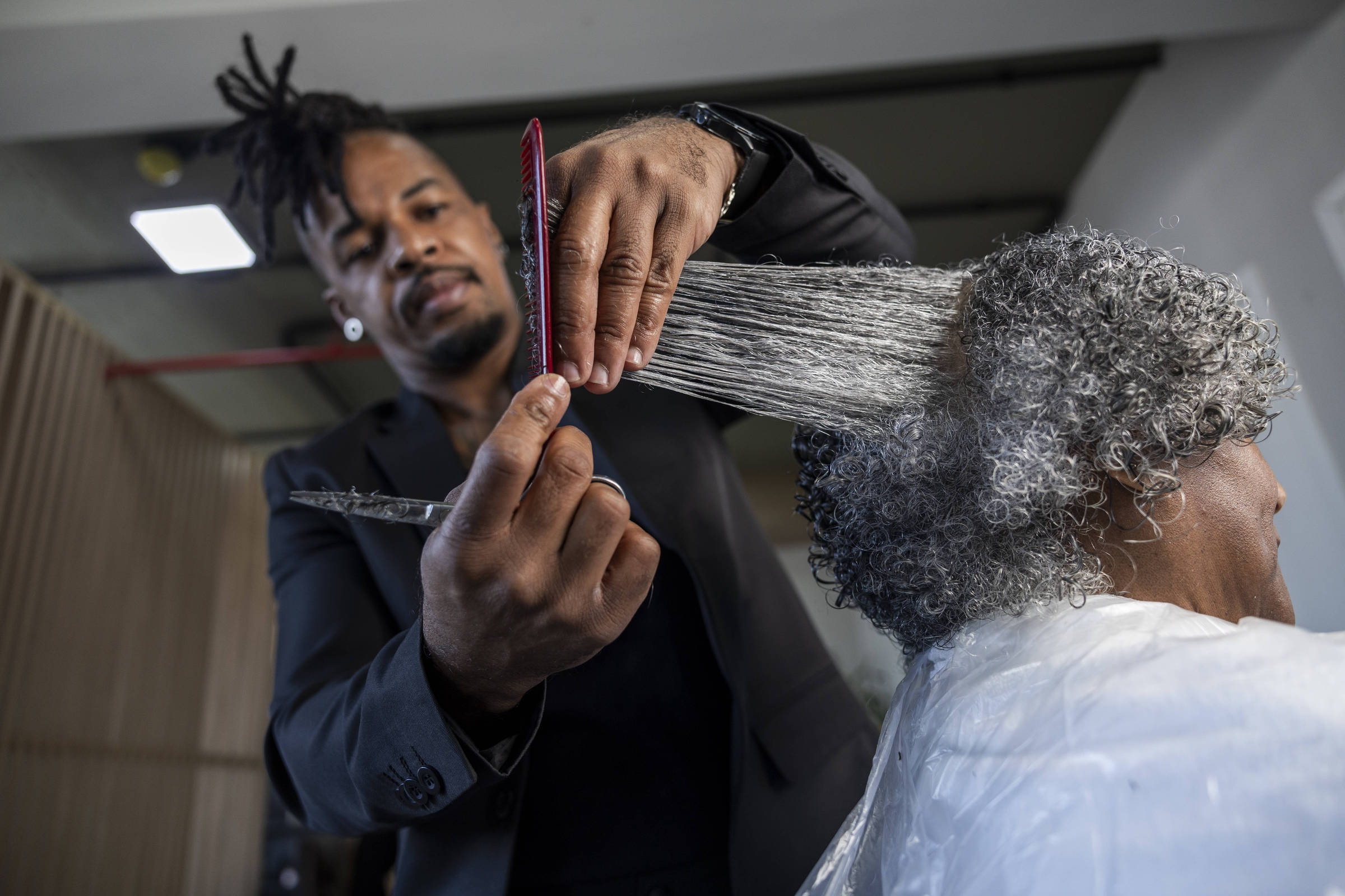 Nunca é só cabelo e beleza, dizem donos de salões e clínicas de estéticas para mulheres negras