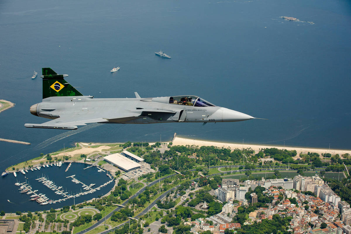 Aviões Gripen e Tucano da Força Aérea Brasileira fazem apresentação nos céus de São Paulo