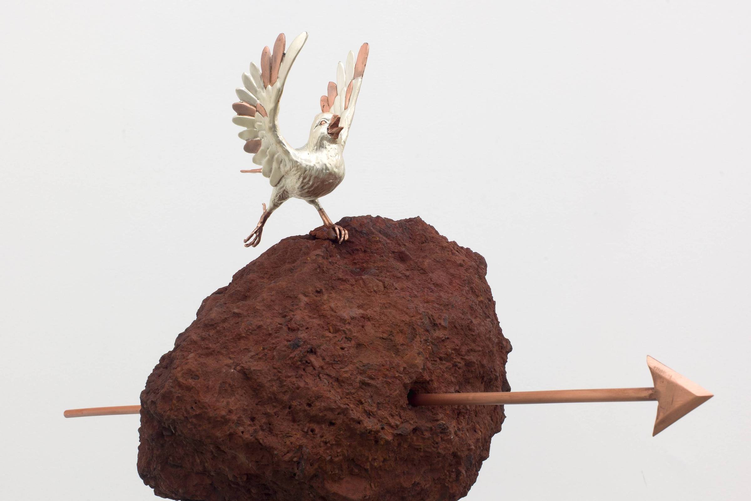 Luana Vitra transforma o magnetismo em obras de arte em sua exposição