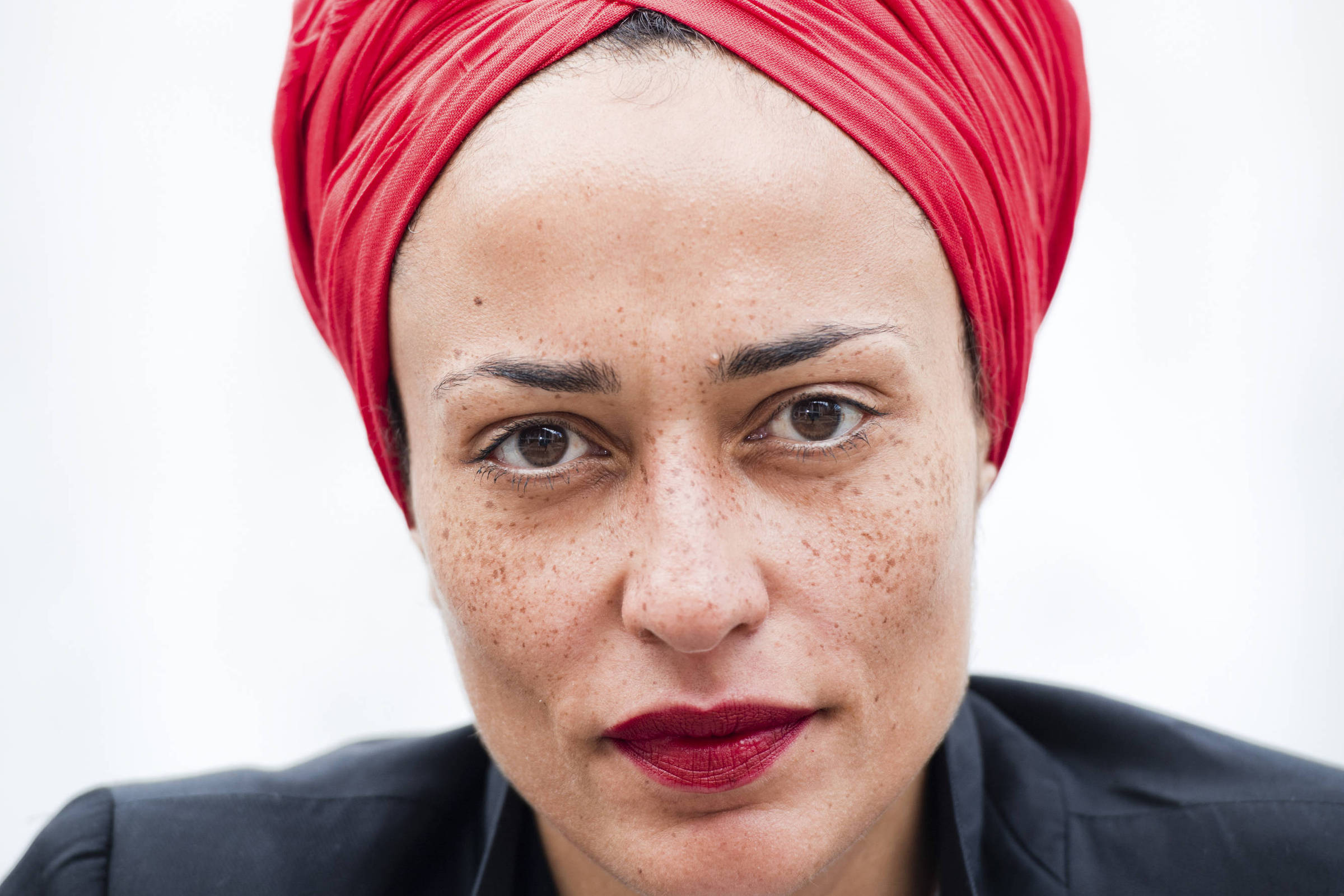 Escrever livros é um roubo contínuo e autores são todos crianças, diz Zadie Smith
