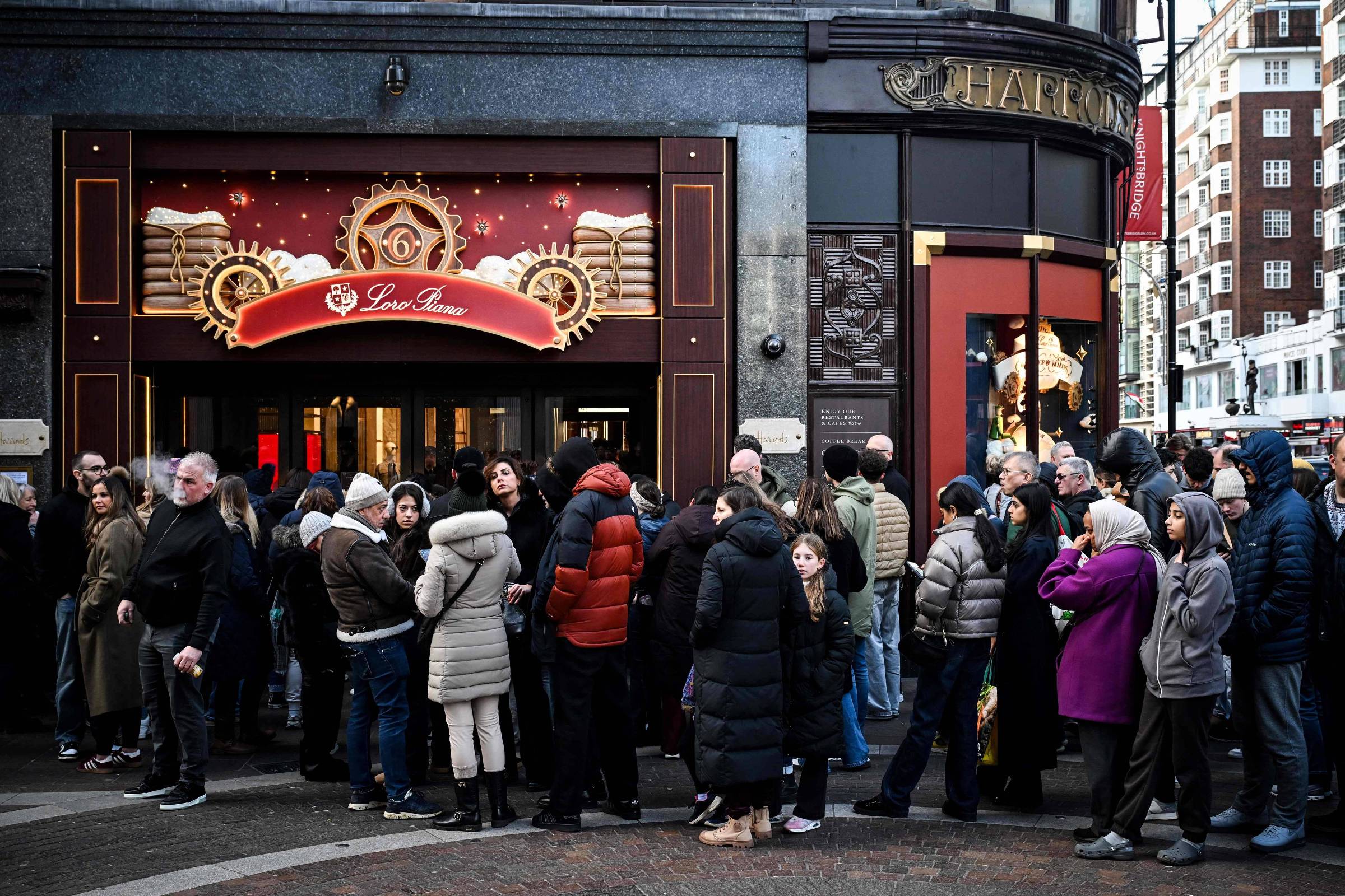 Harrods alerta clientes sobre acesso a dados após sistema da loja ser violado