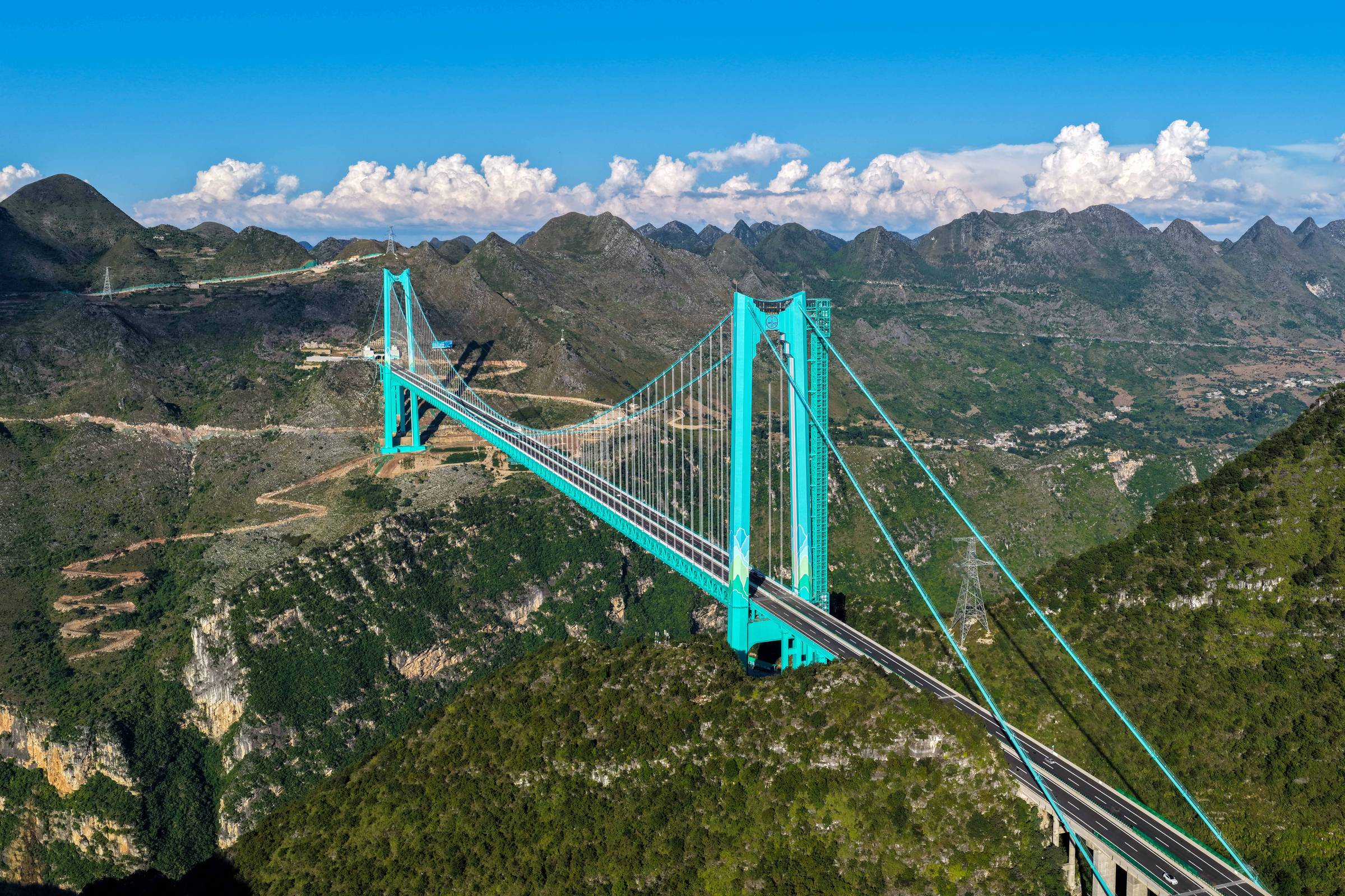 Ponte mais alta do mundo abre ao tráfego na China; veja vídeo