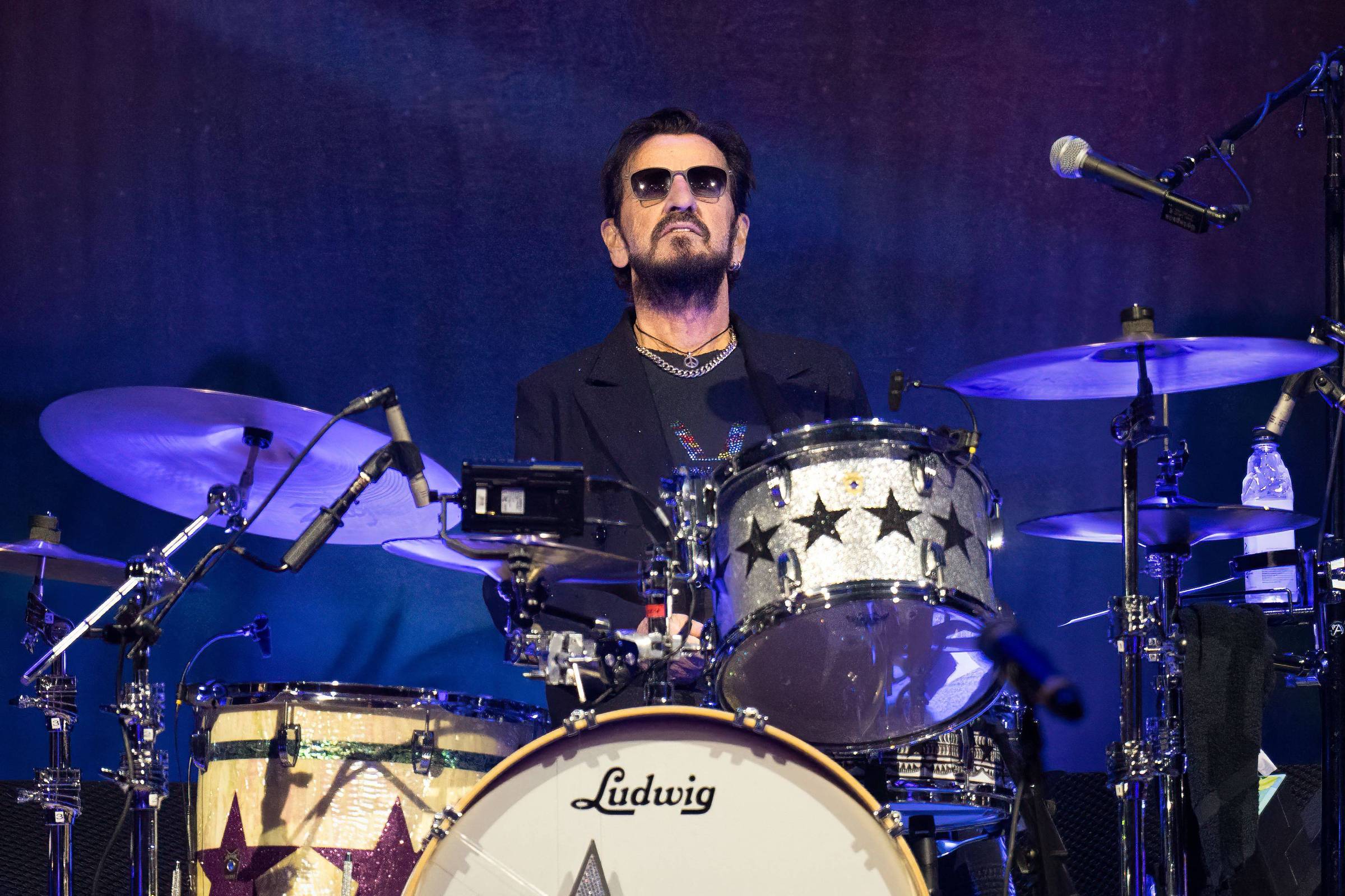 Beatles ainda vendem discos e fazem bilhões de streams por ano, diz Ringo Starr