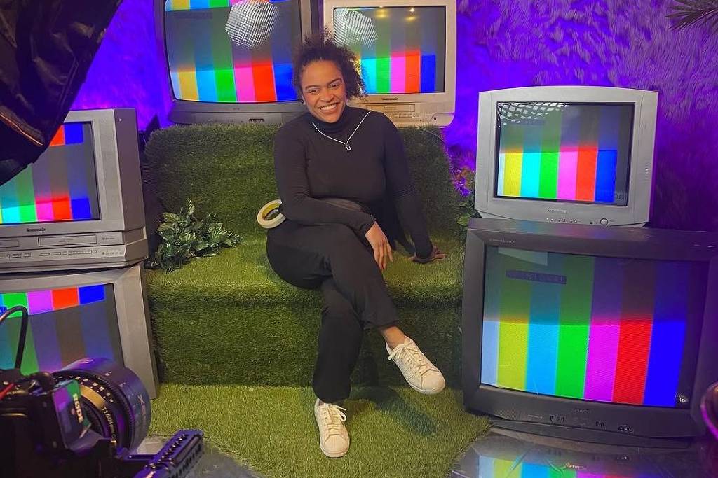 Família de cineasta brasileira detida por imigração dos EUA aguarda decisão da Justiça para tentar libertação