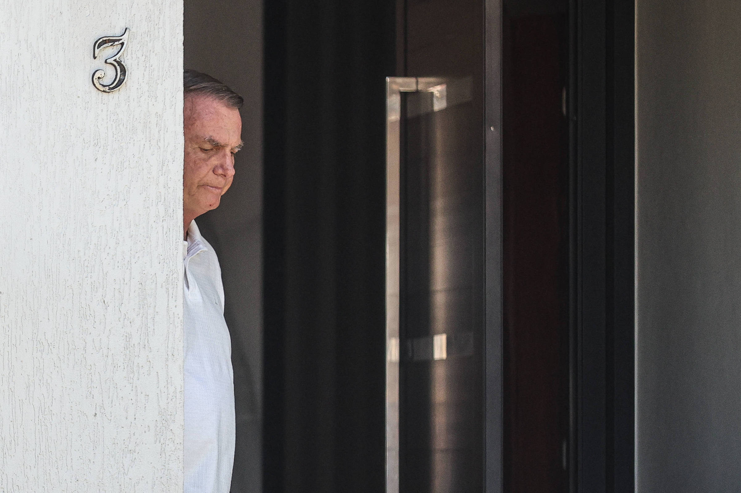 Moraes determinou que prisão de Bolsonaro fosse sem algemas nem exposição midiática