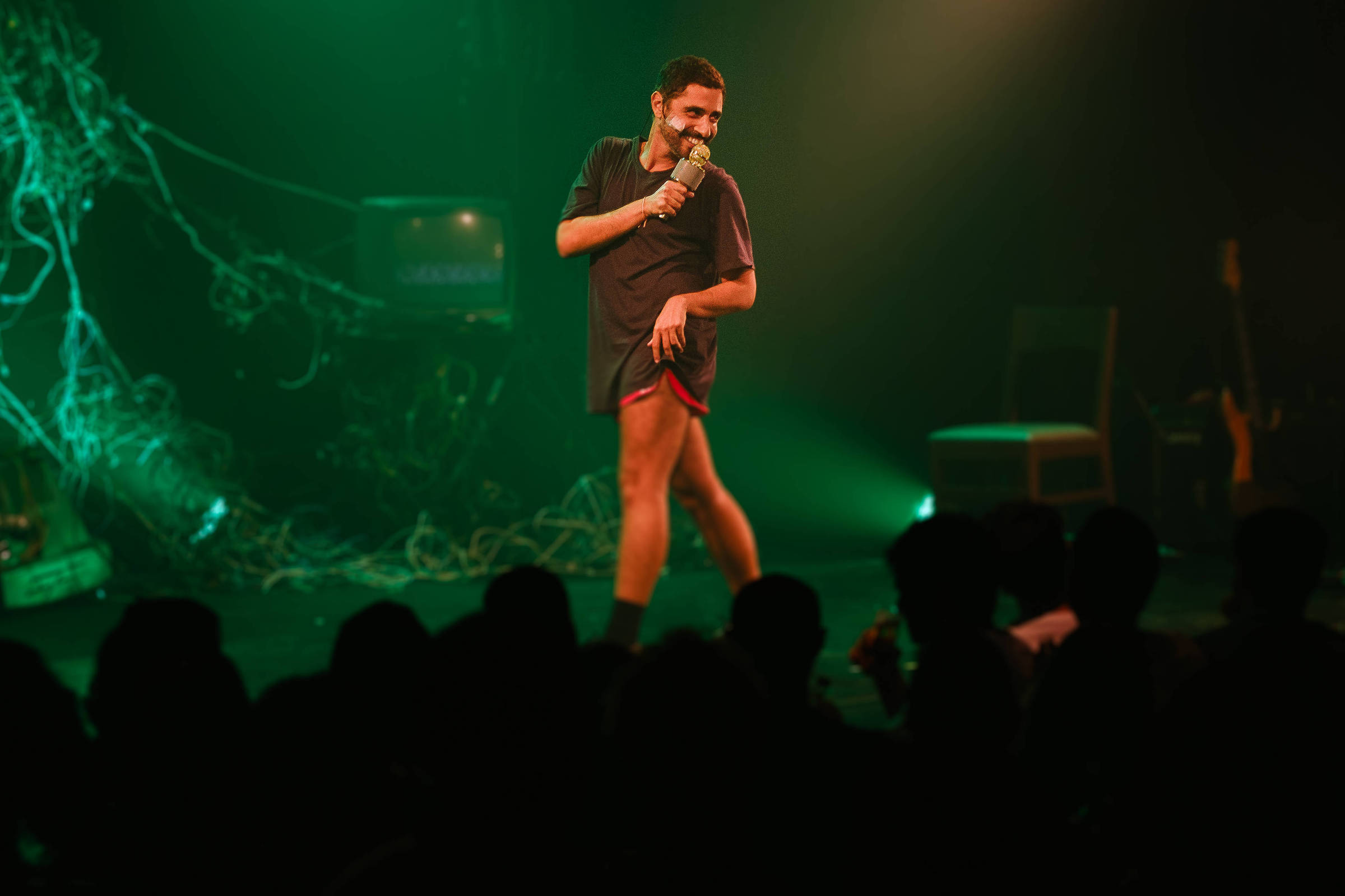 Espetáculo 'Selvagem' traduz em gestos a batalha entre repressão e liberdade