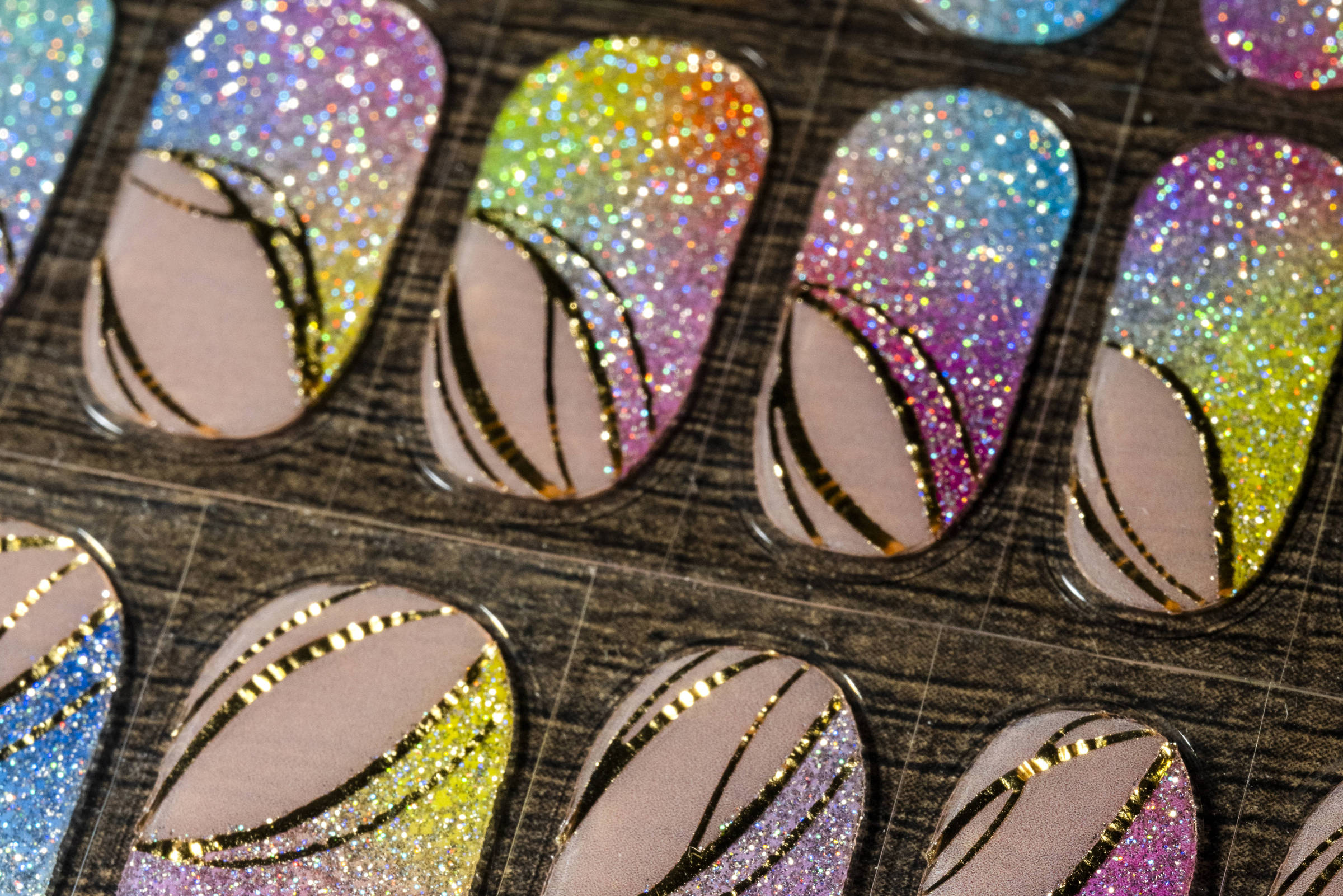 Adesivos de gel para as unhas: a nova moda que já virou até fonte de renda para colecionadoras nos EUA