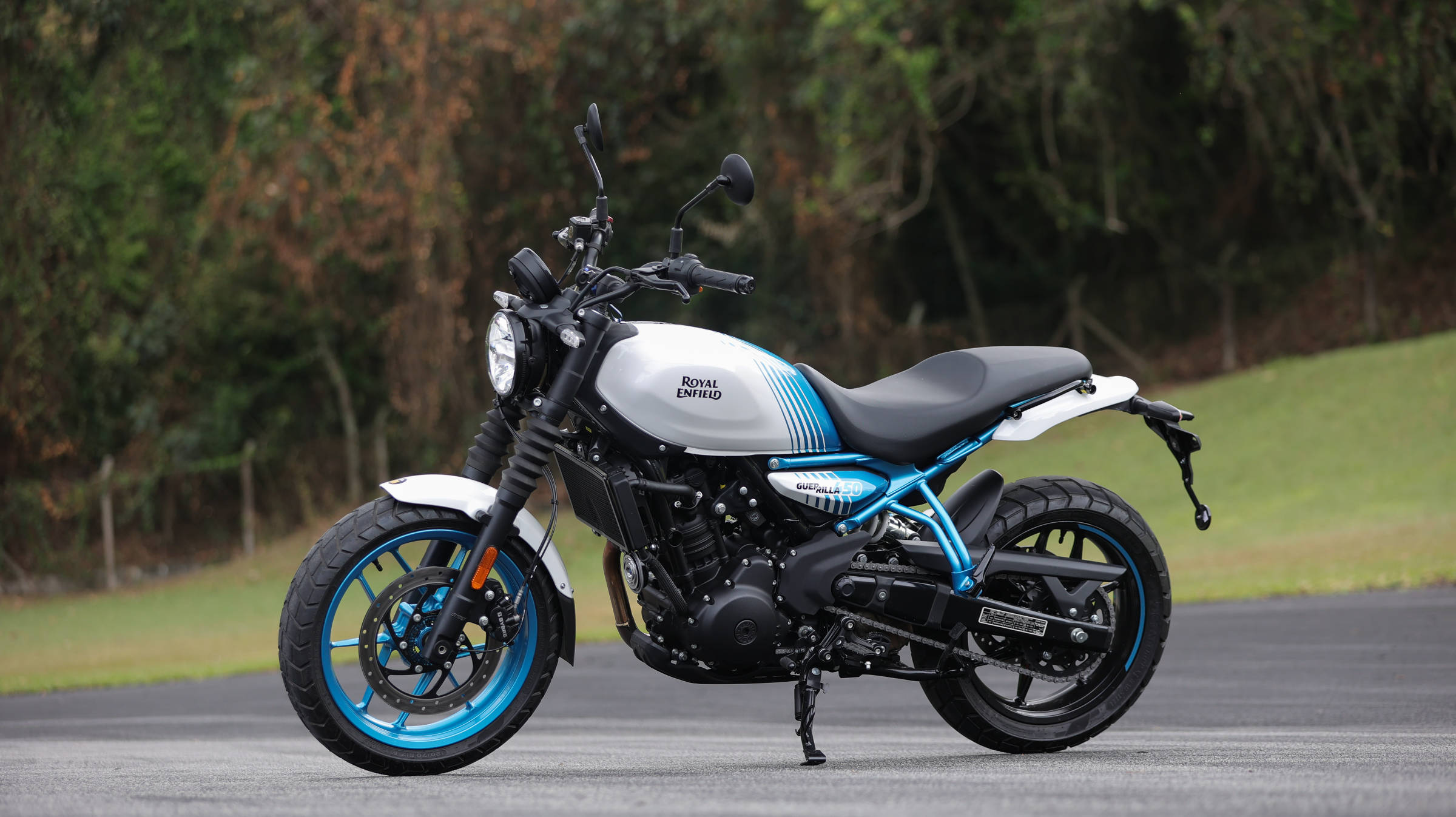 Royal Enfield Guerrilla 450 chega ao Brasil com estilo urbano; veja fotos