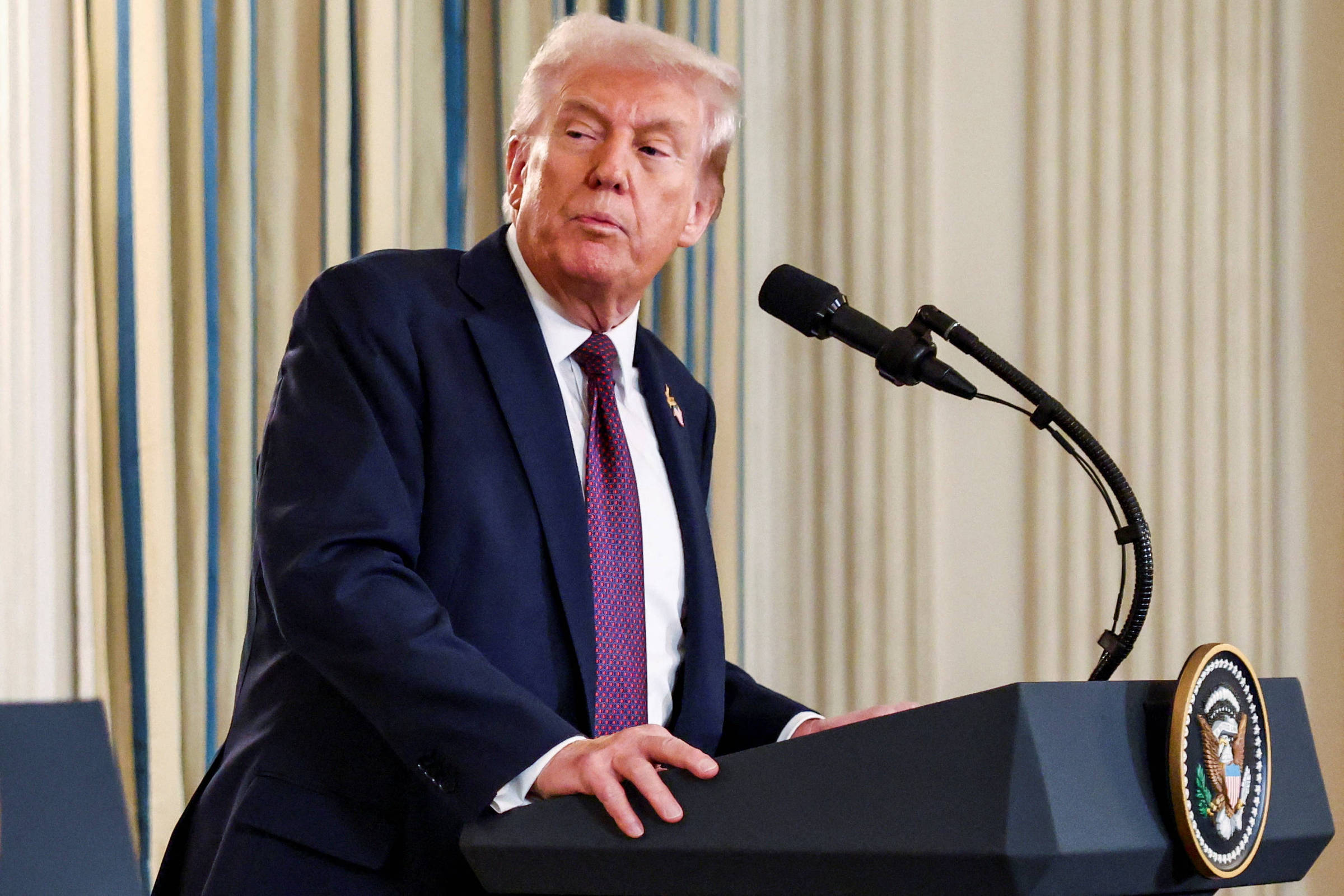 Trump impõe tarifa de 10% sobre madeira e de 25% sobre armários e móveis