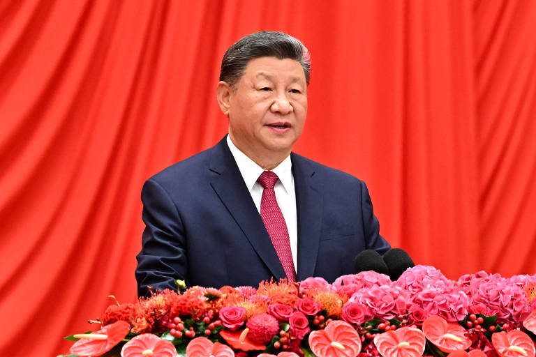 Mapa mostrando a China e suas reservas de terras raras, com foco em controles de exportação.