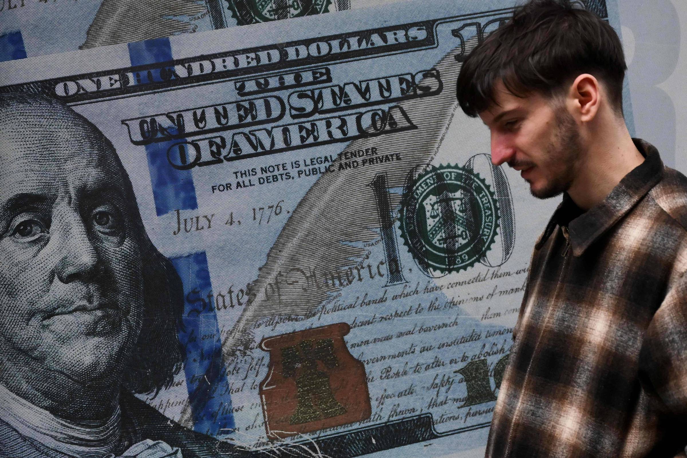 Milei dificulta compra de dólares, e peso volta a cair após breve calma no câmbio