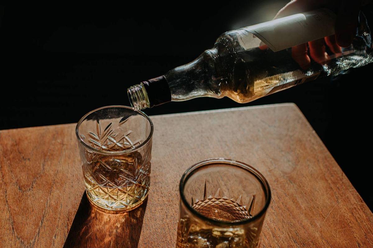 Como o metanol aparece na bebida alcoólica e por que isso gera lucro para alguns