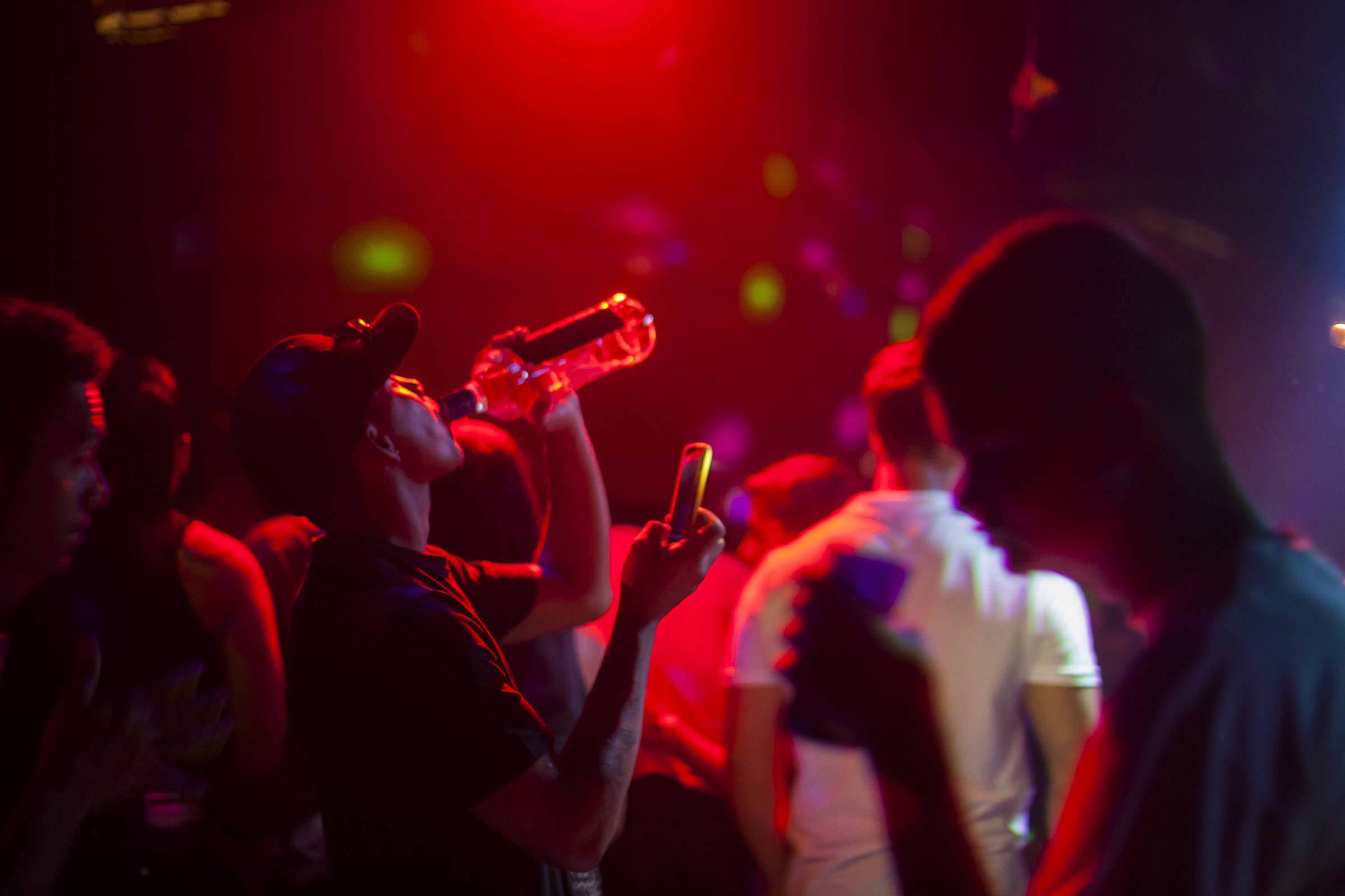 Mortes por metanol põem em dúvida o direito da periferia festejar