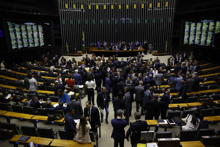 Deputados em votação na Câmara dos Deputados.