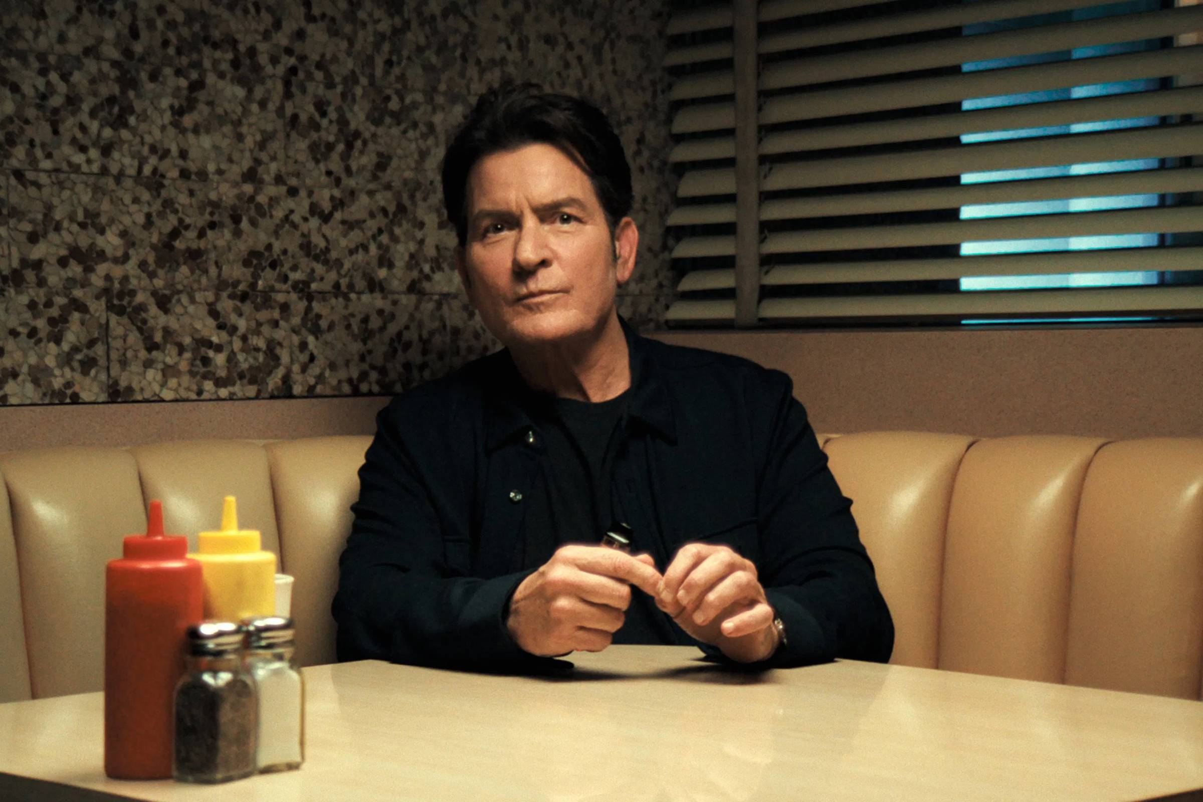O que a série sobre a vida de Charlie Sheen nos diz sobre o alcoolismo