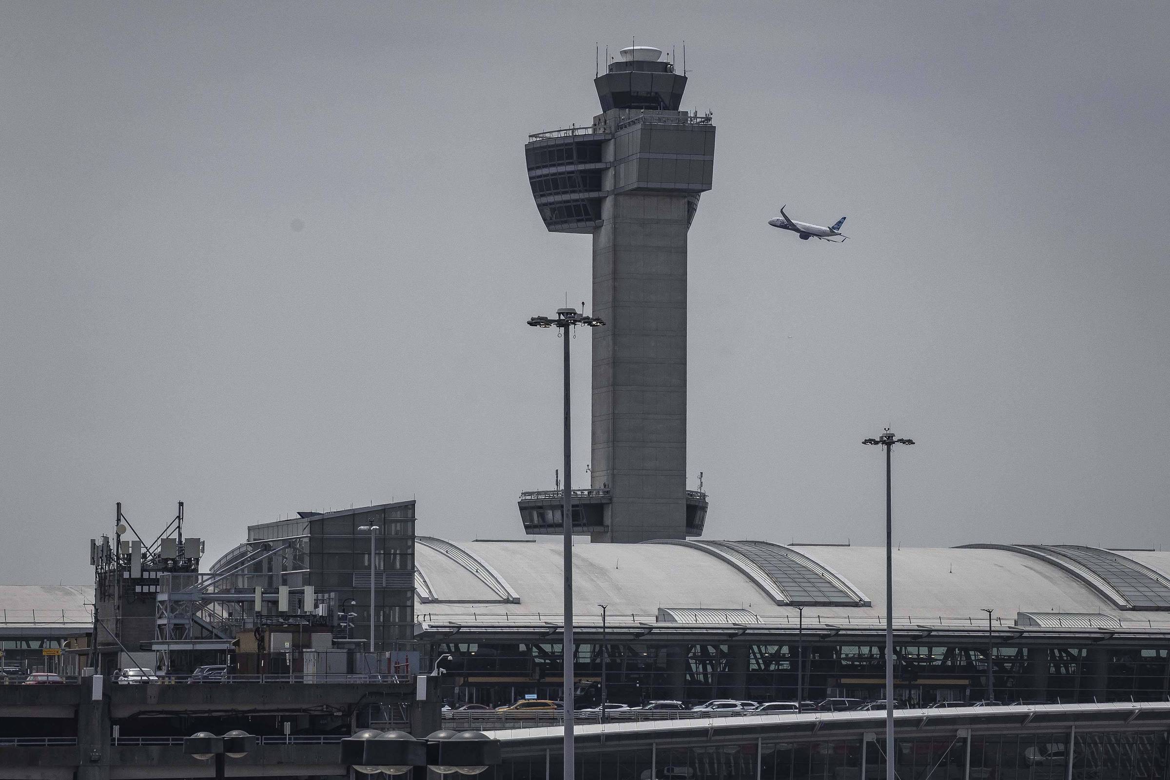 EUA têm mais de 8.000 voos atrasados com paralisação do governo