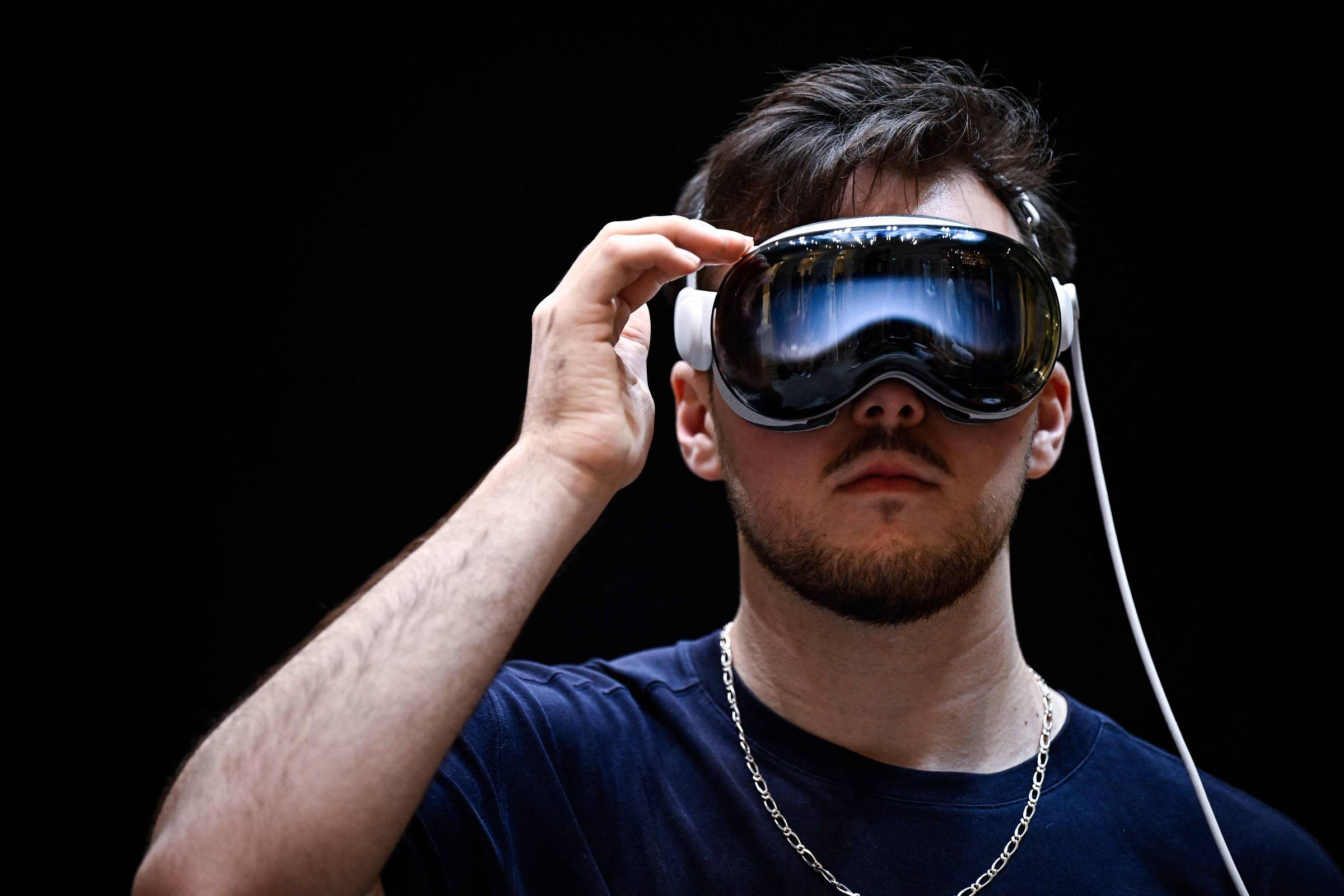 Apple suspende nova versão de headset e prioriza óculos de IA para concorrer com a Meta