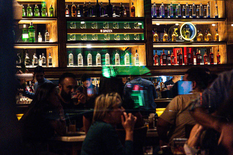 Pessoas em um evento consumindo bebidas.