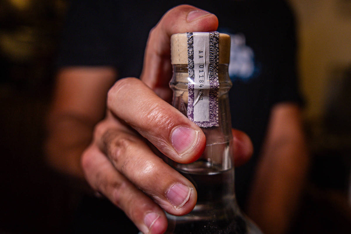 Polícia prende suspeito de vender itens para produção de bebidas falsificadas em SP