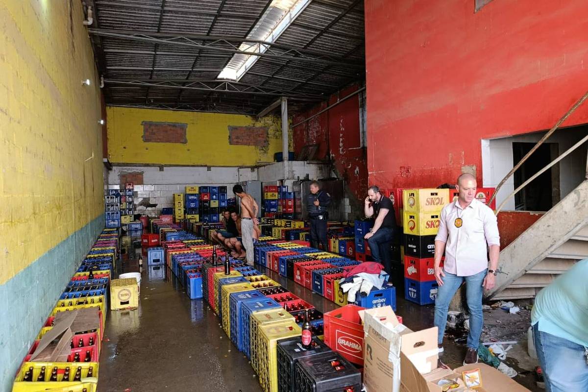 Polícia fecha fábrica de cerveja falsa e prende 5 no interior de São Paulo