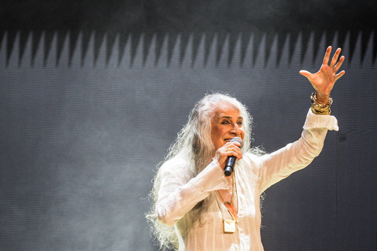 Maria Bethânia faz show em São Paulo com voz vigorosa e Lula na plateia
