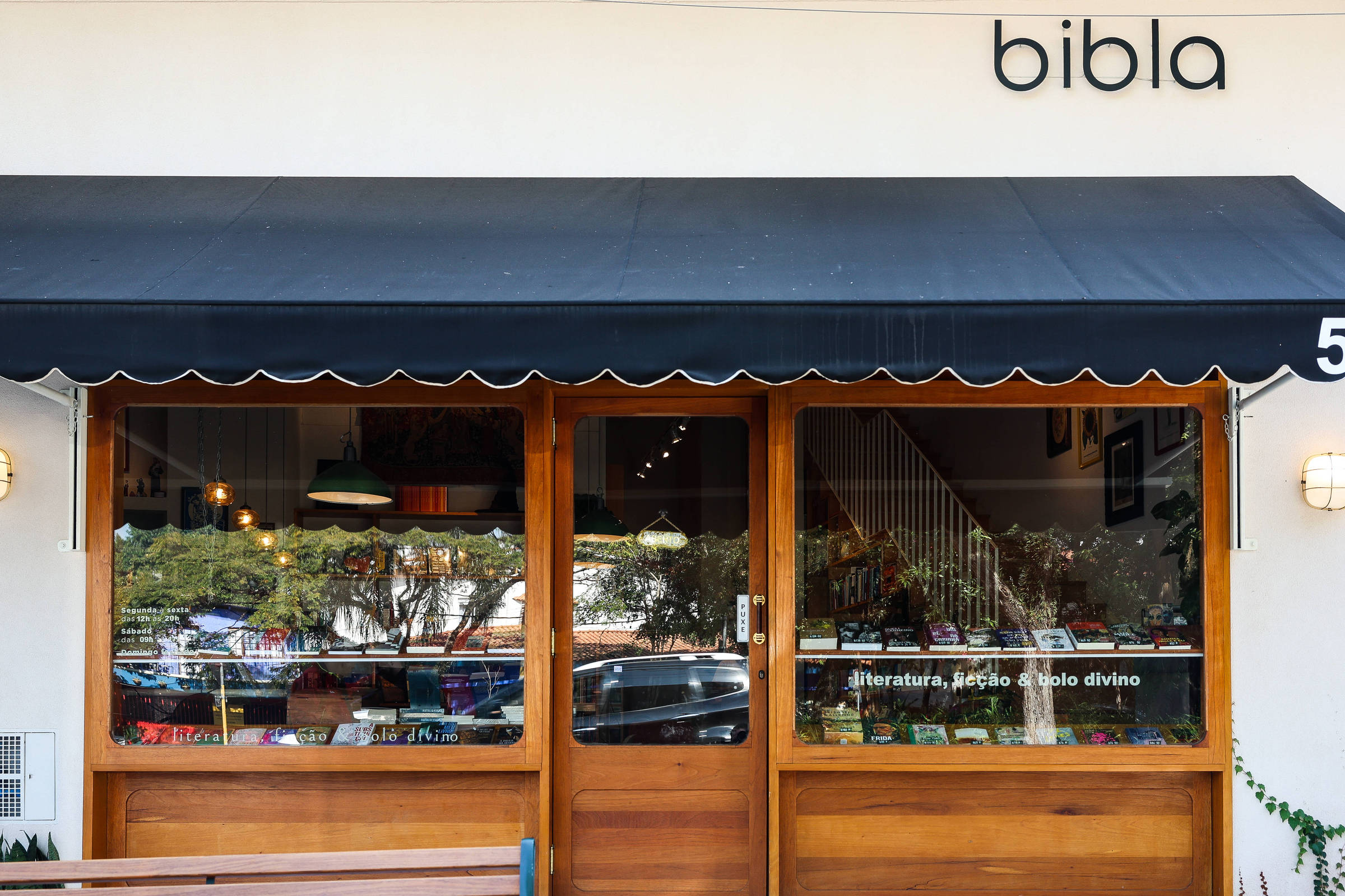 Bibla mistura livros, café e bolo em espaço aconchegante na Vila Madalena