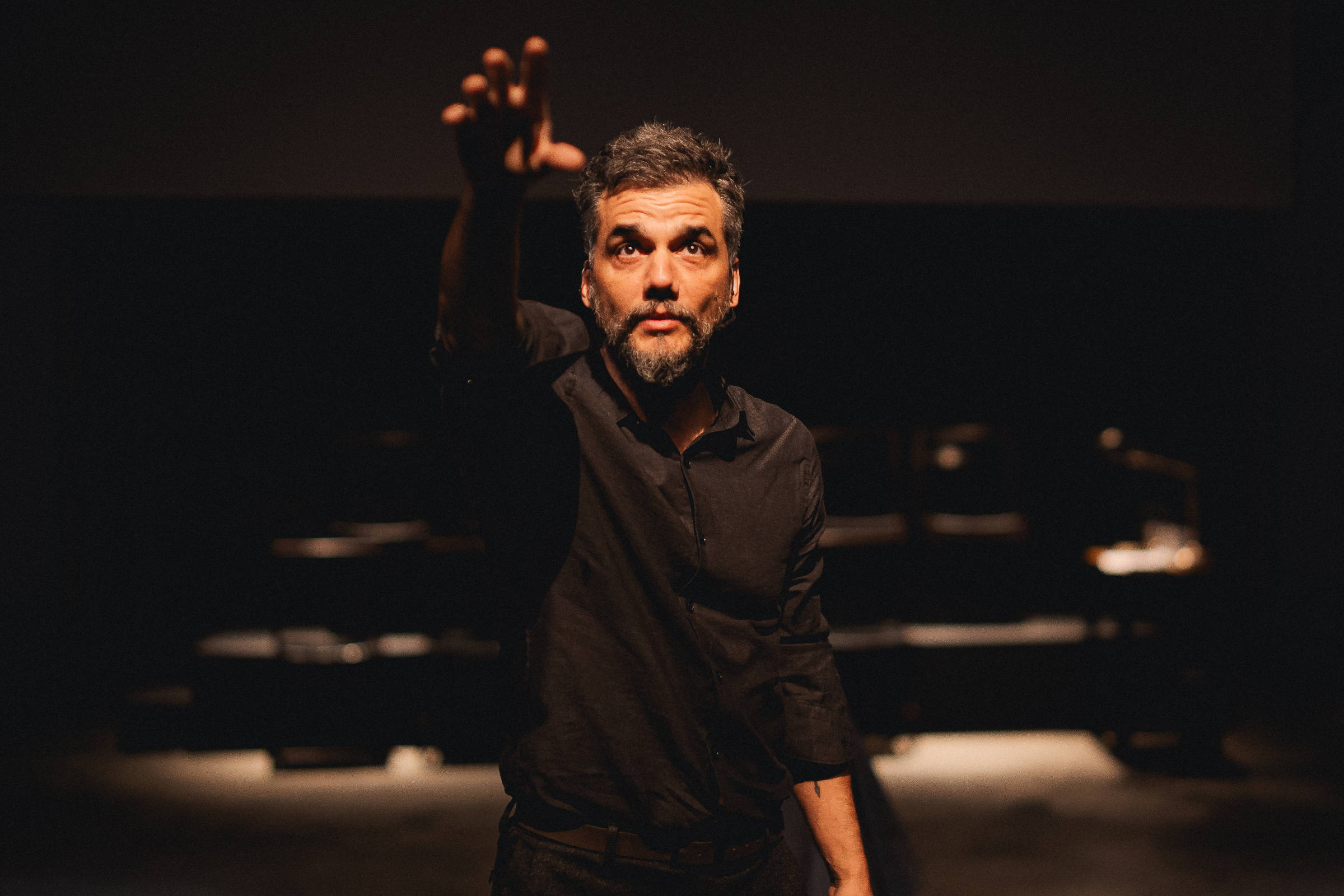 Wagner Moura questiona o que é a verdade em volta aos palcos com Christiane Jatahy