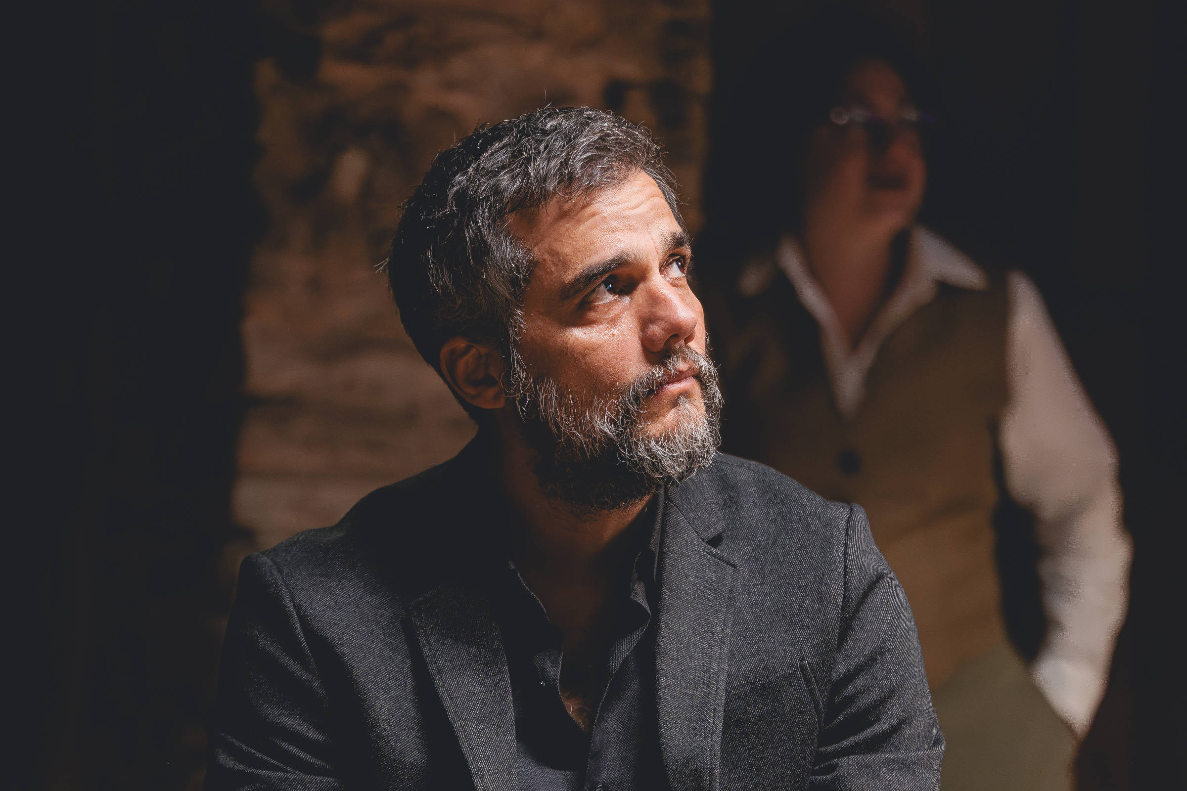 Nossa democracia tira onda dos EUA, diz Wagner Moura, que retorna aos palcos