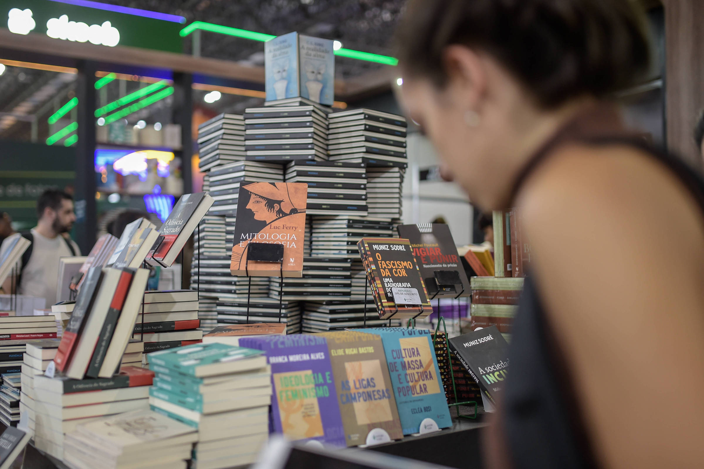 Bienal do Livro do Paraná é adiada após problemas com aluguel e convidados