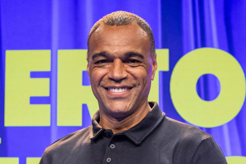 Denílson recusa proposta da CazéTV e renova contrato com a Globo até fim de 2028