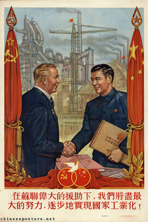 Dois homens, um soviético e um chinês, apertam as mãos em frente a uma fábrica industrial com chaminés e guindastes. Ambos estão sorrindo e o chinês segura um documento. A cena é emoldurada por bandeiras da União Soviética e da China com símbolos comunistas.