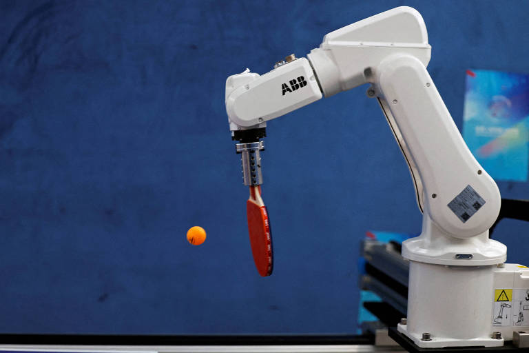 Robô industrial da ABB em operação em uma linha de produção.