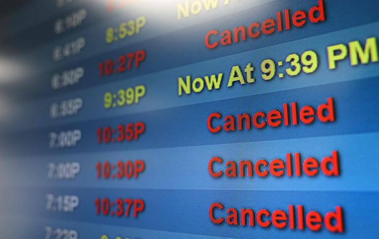 Aeroporto nos EUA com voos atrasados devido ao apagão do governo.