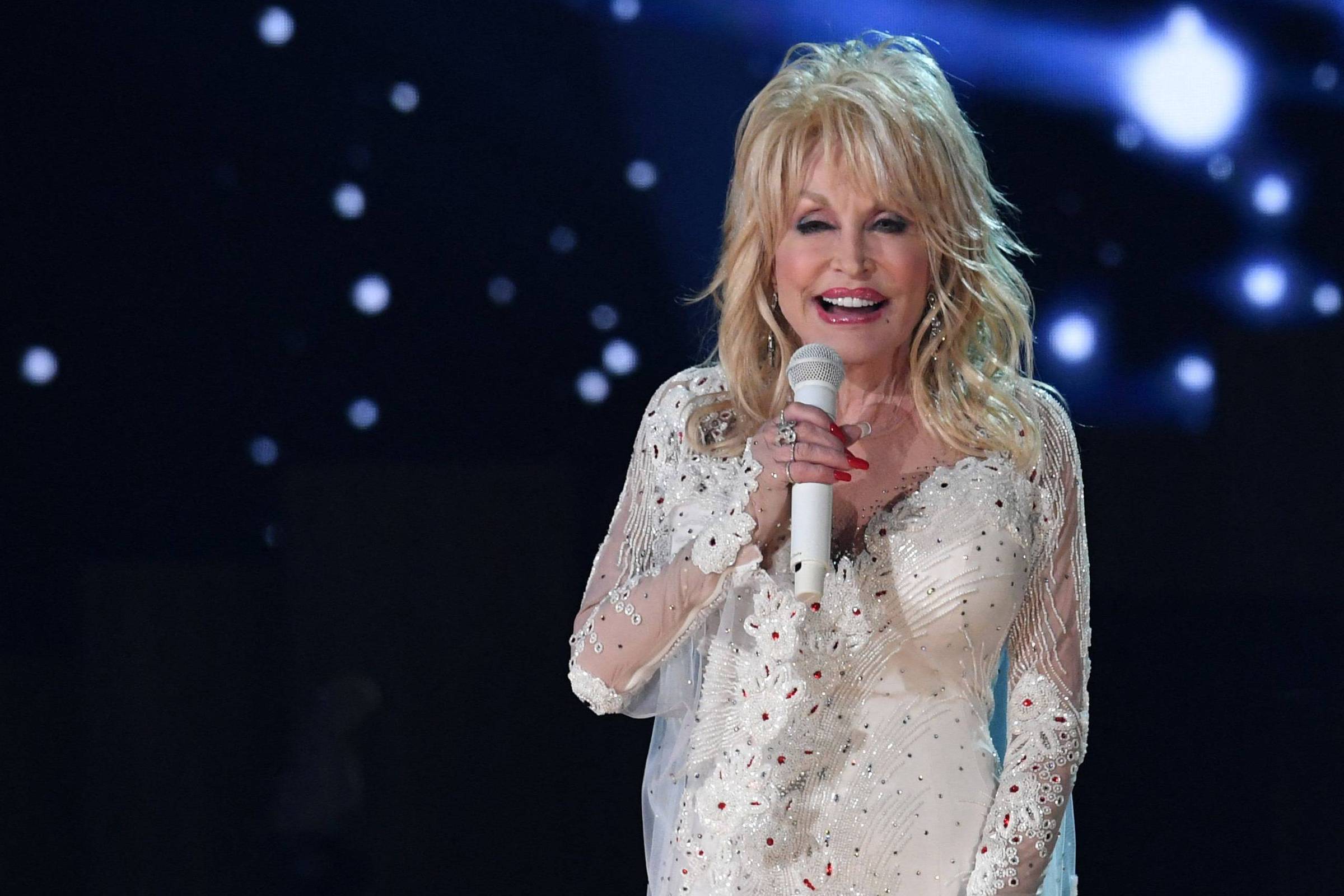 'Não estou morta ainda', diz Dolly Parton ao desmentir rumores sobre sua saúde