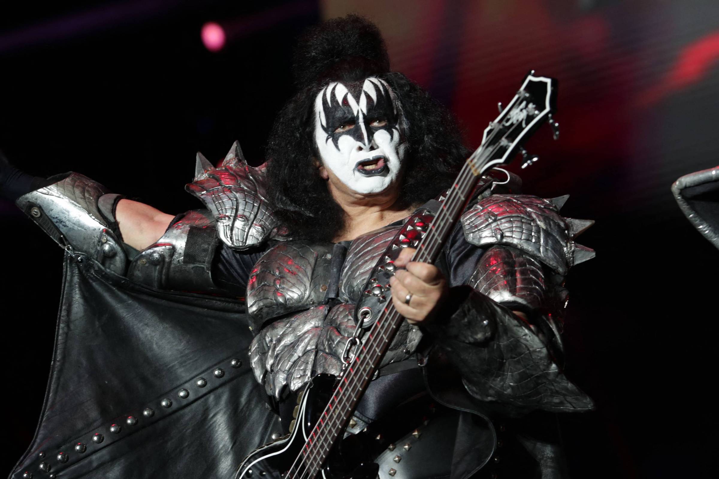 Gene Simmons, vocalista do Kiss, sofre acidente de carro e se recupera em casa